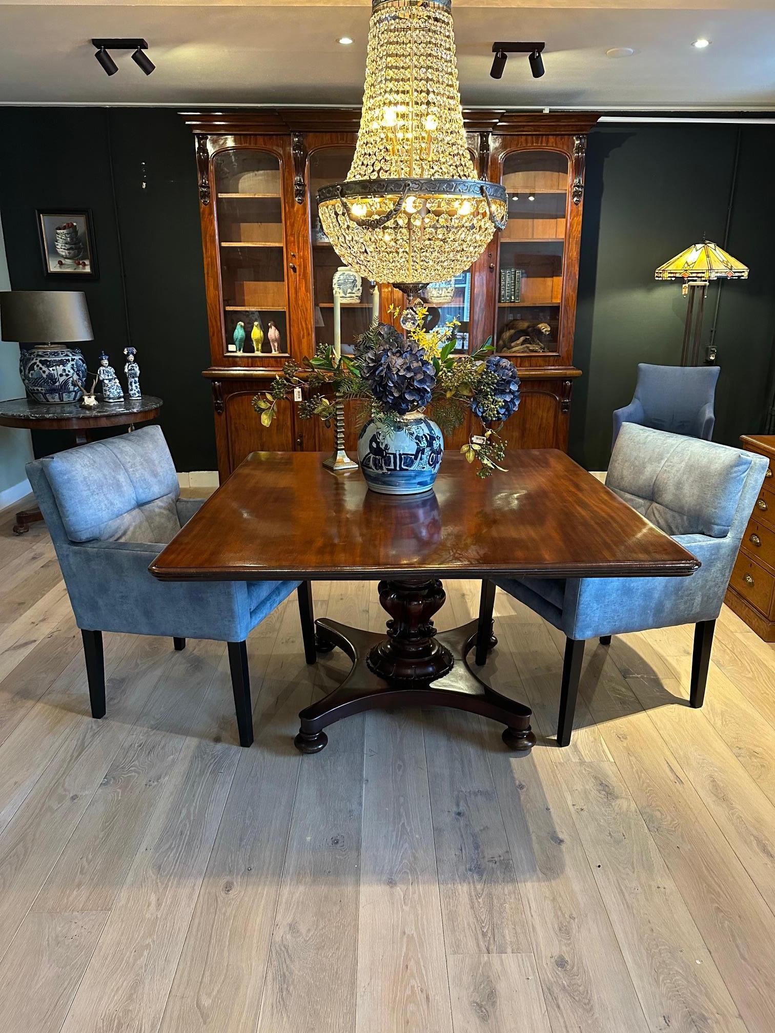 Table de salle à manger ancienne en acajou, presque carrée, du 19e siècle. en vente 3