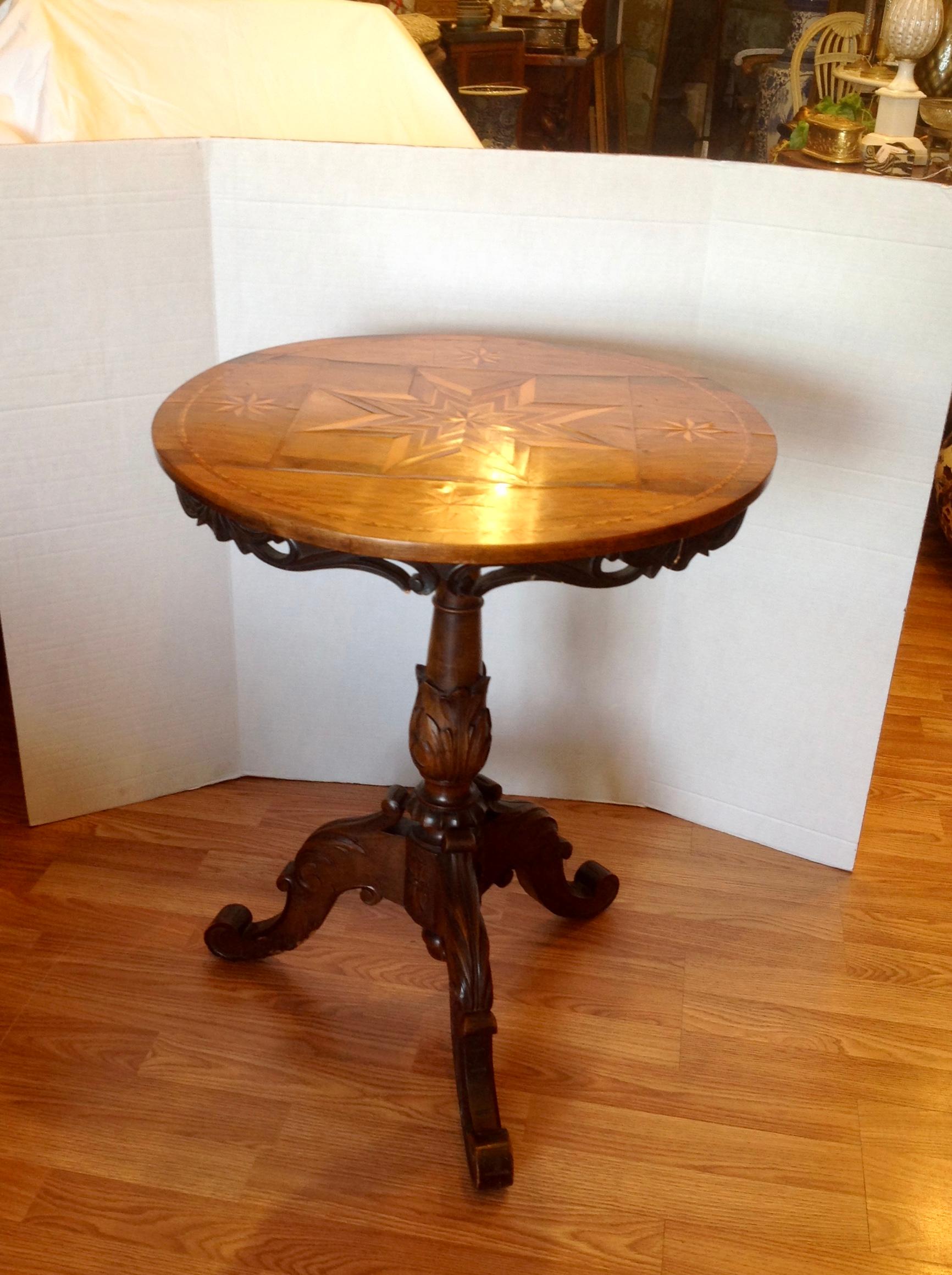 table à plateau basculant en marqueterie alpine du 19ème siècle en vente 3
