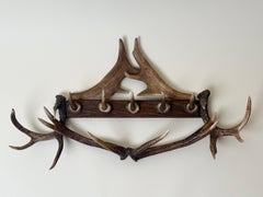 Perchero de pared esculpido con cuernos de estilo alpino del siglo XIX, hacia 1890