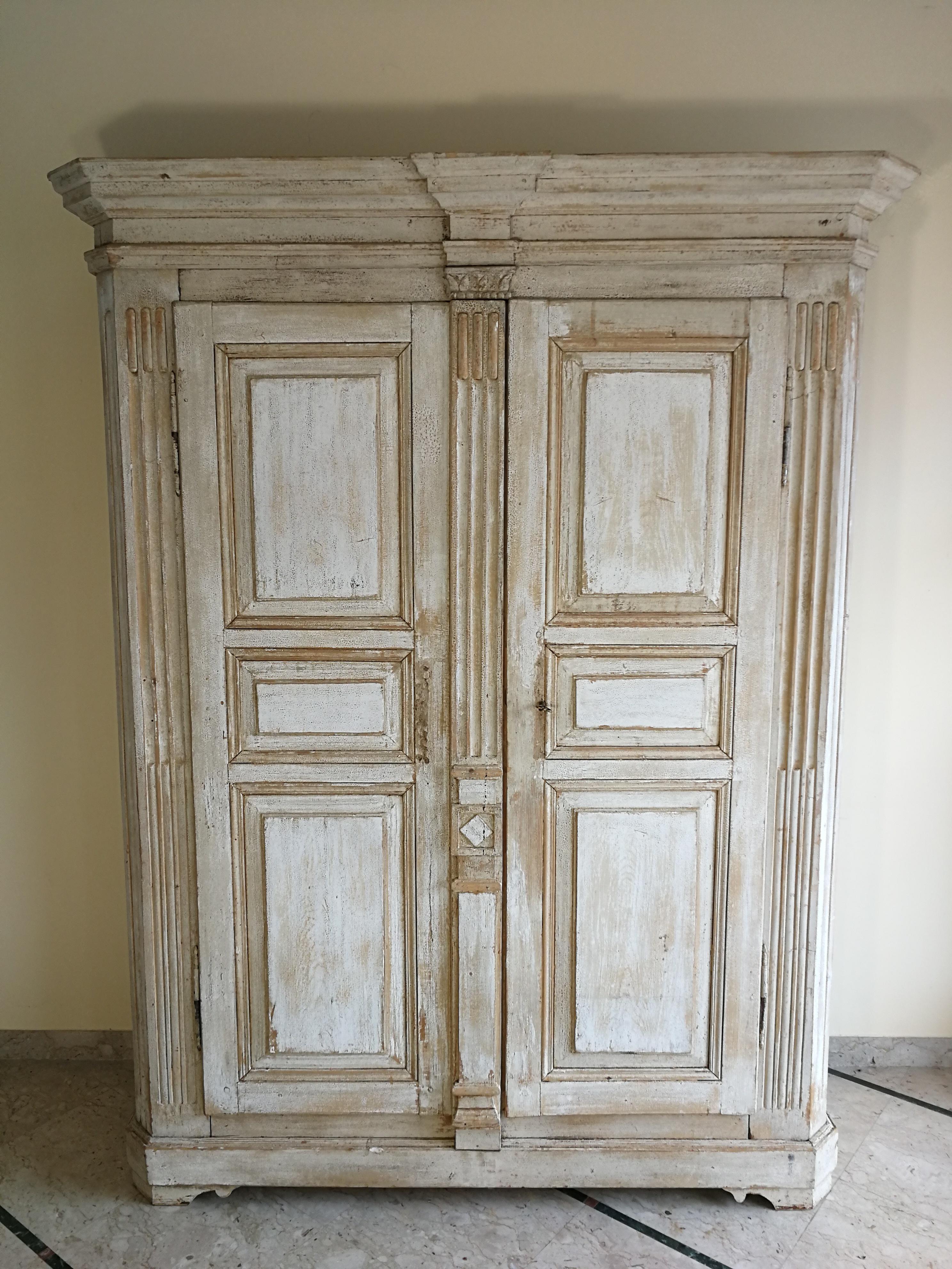 Wardrobe from the late 1700s with old Louis XVI style lacquer.
The central body is closed by two doors with panels molded from the rectangular shape, from the same work the two sides.
Restored preserving the original paint and polished with