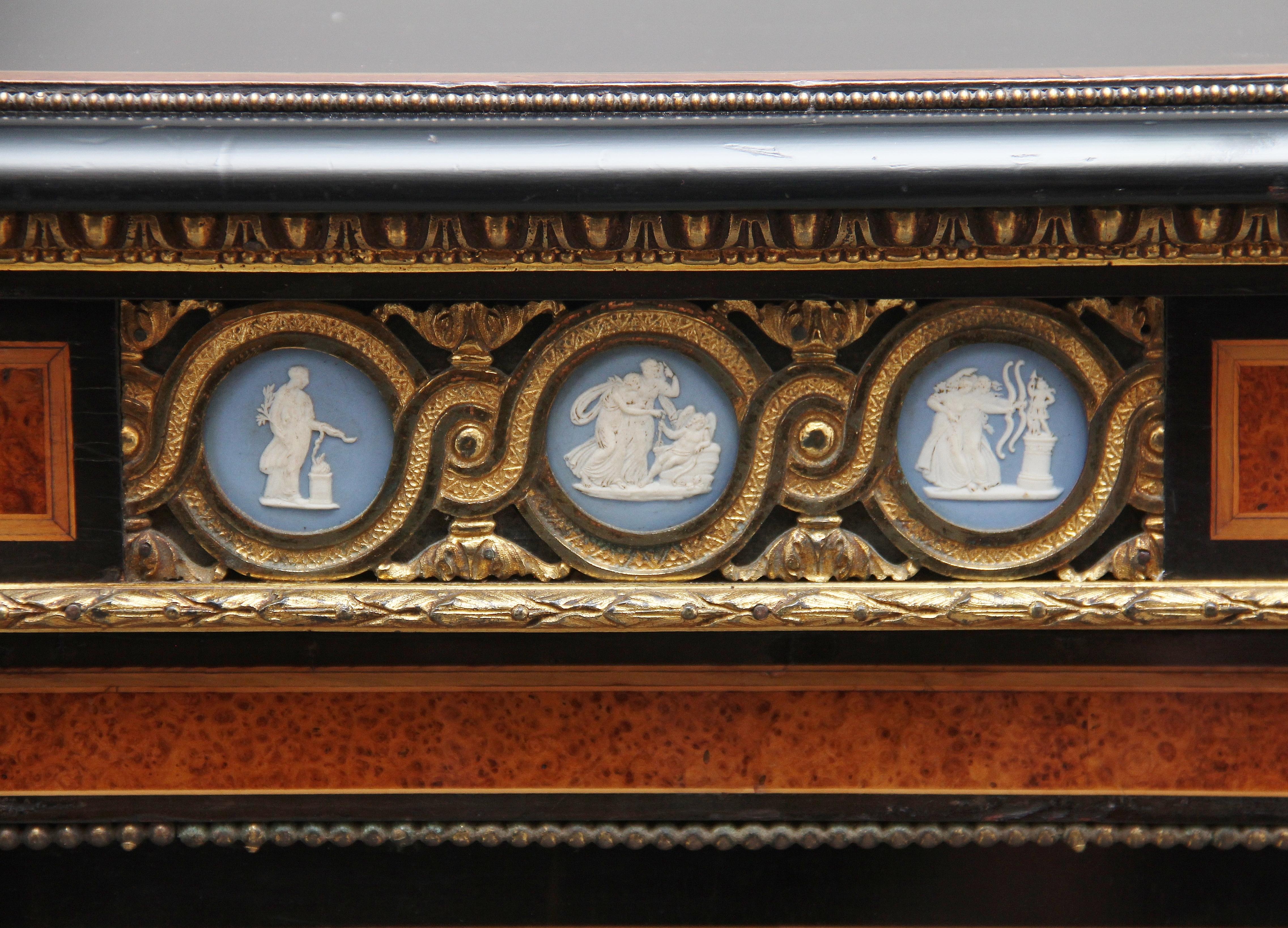 Credenza di qualità espositiva in amboyna ed ebanizzato del XIX secolo in vendita 8