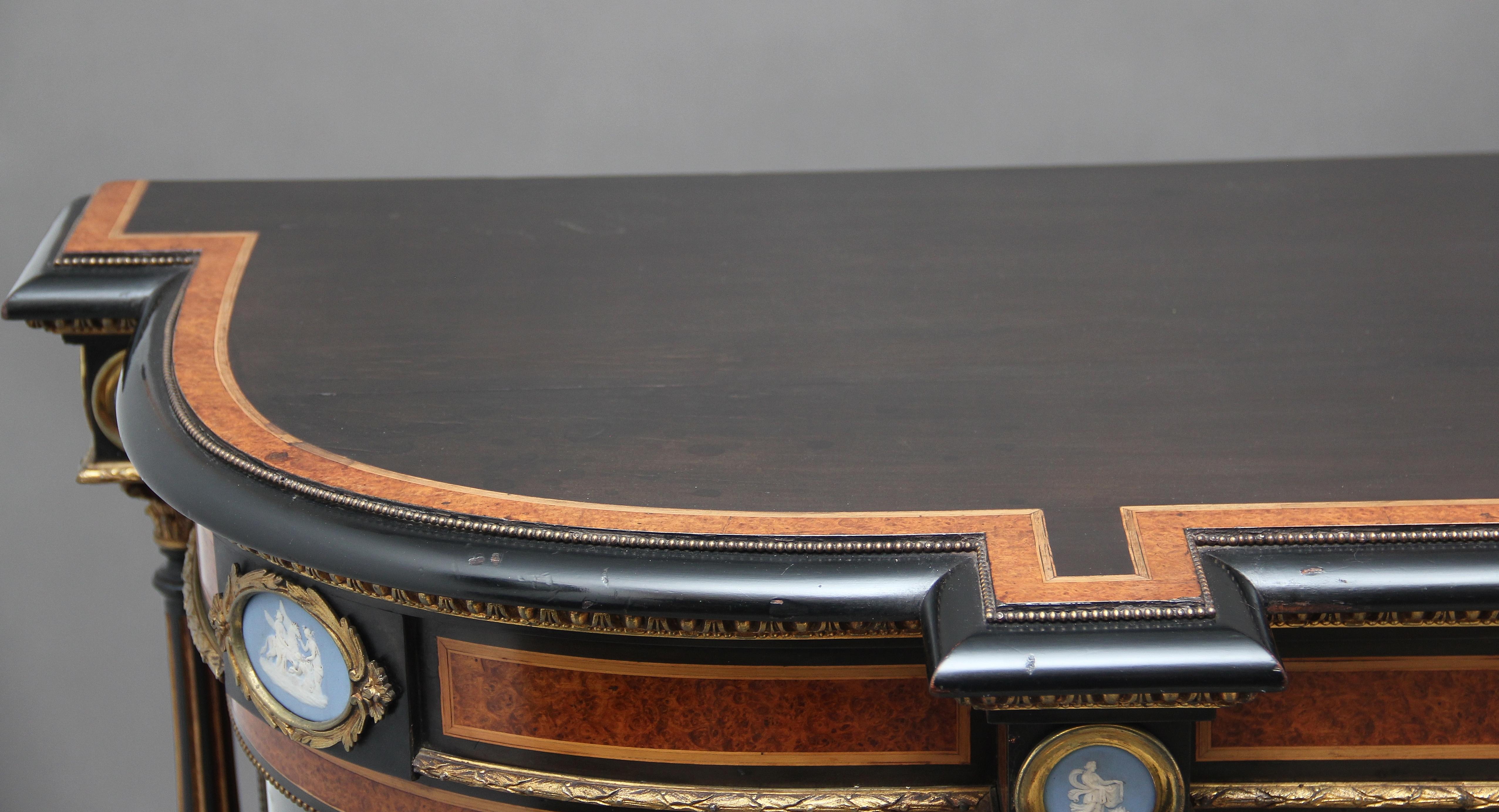 Credenza di qualità espositiva in amboyna ed ebanizzato del XIX secolo in vendita 11