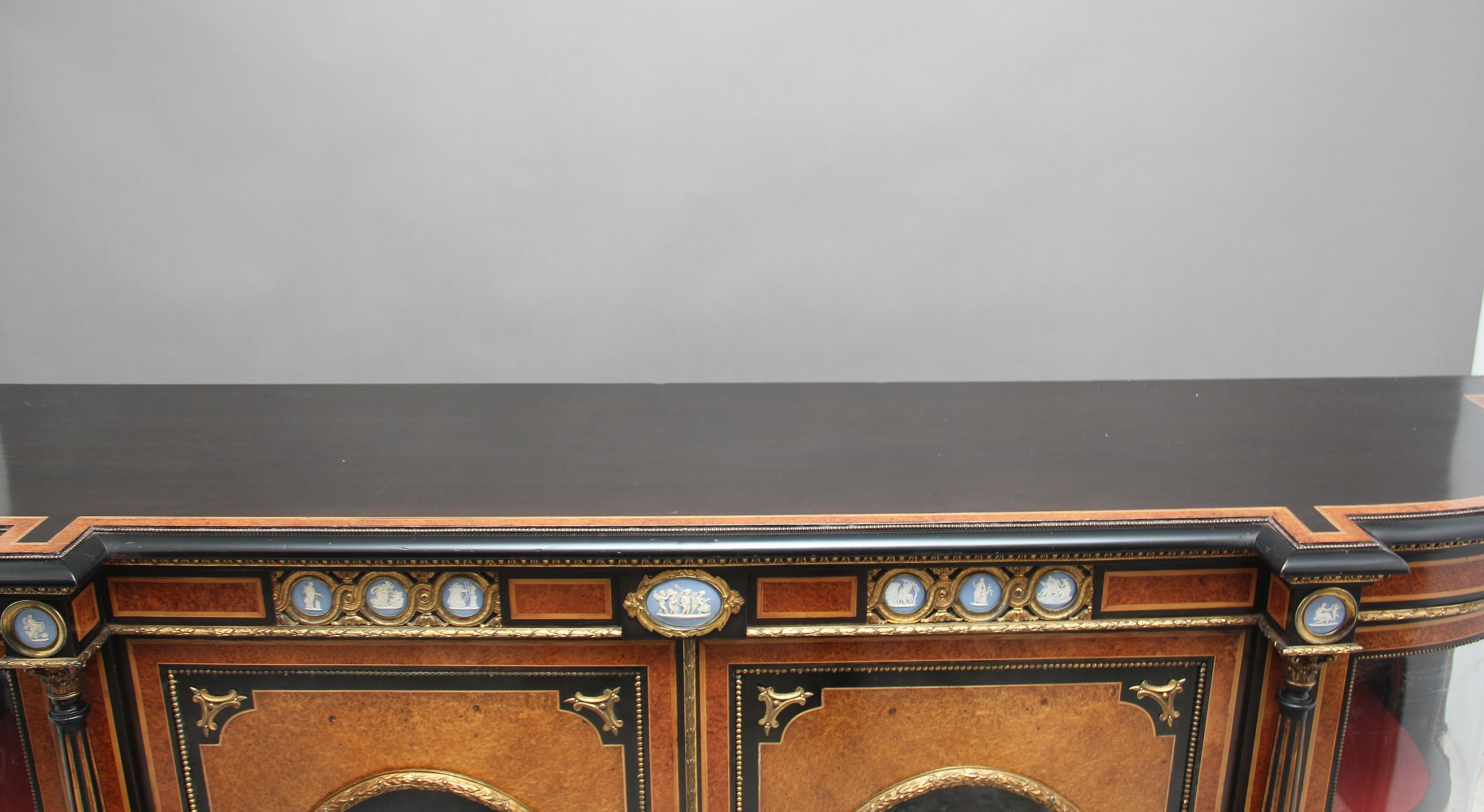 Credenza di qualità espositiva in amboyna ed ebanizzato del XIX secolo in vendita 13