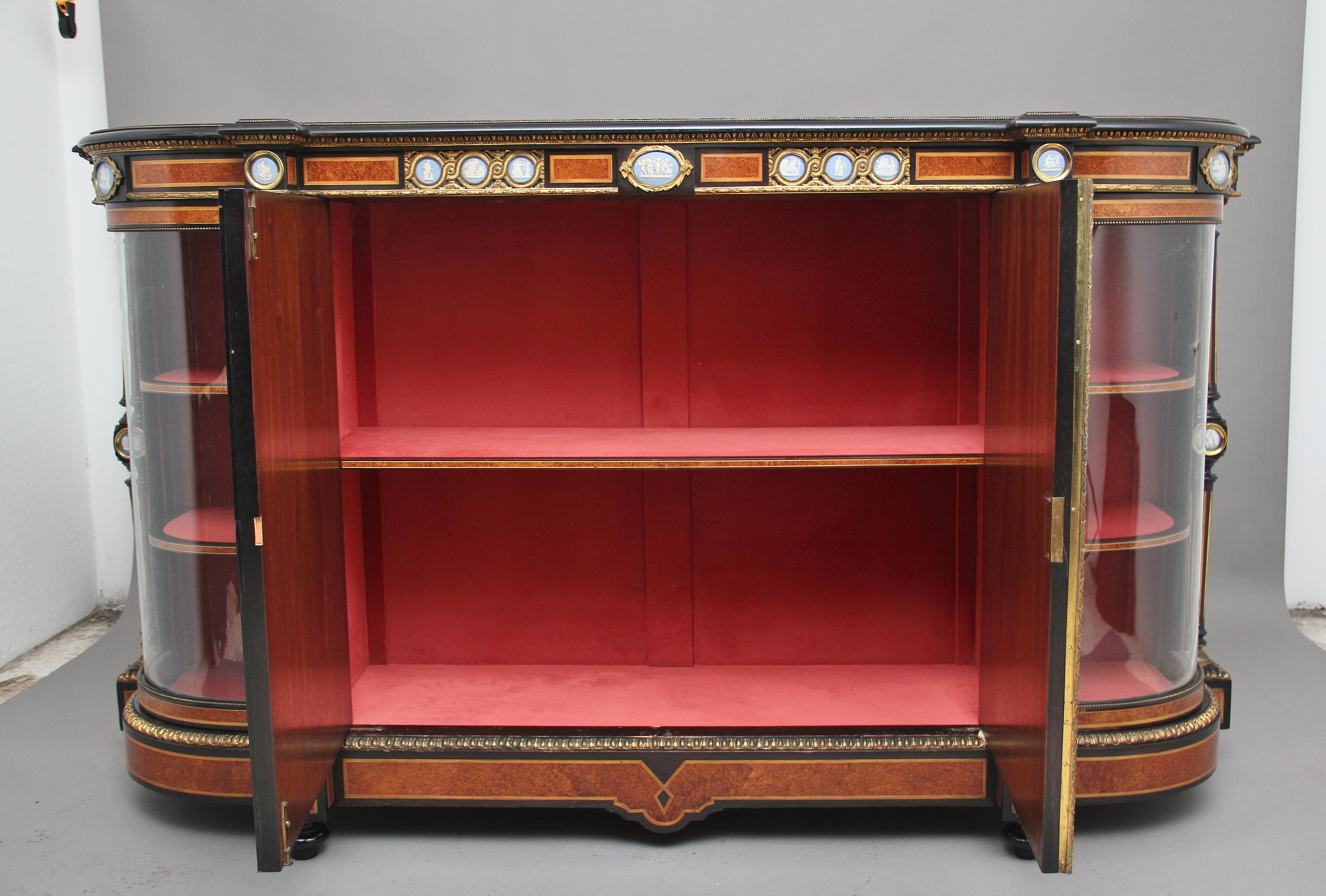 Primo vittoriano Credenza di qualità espositiva in amboyna ed ebanizzato del XIX secolo in vendita