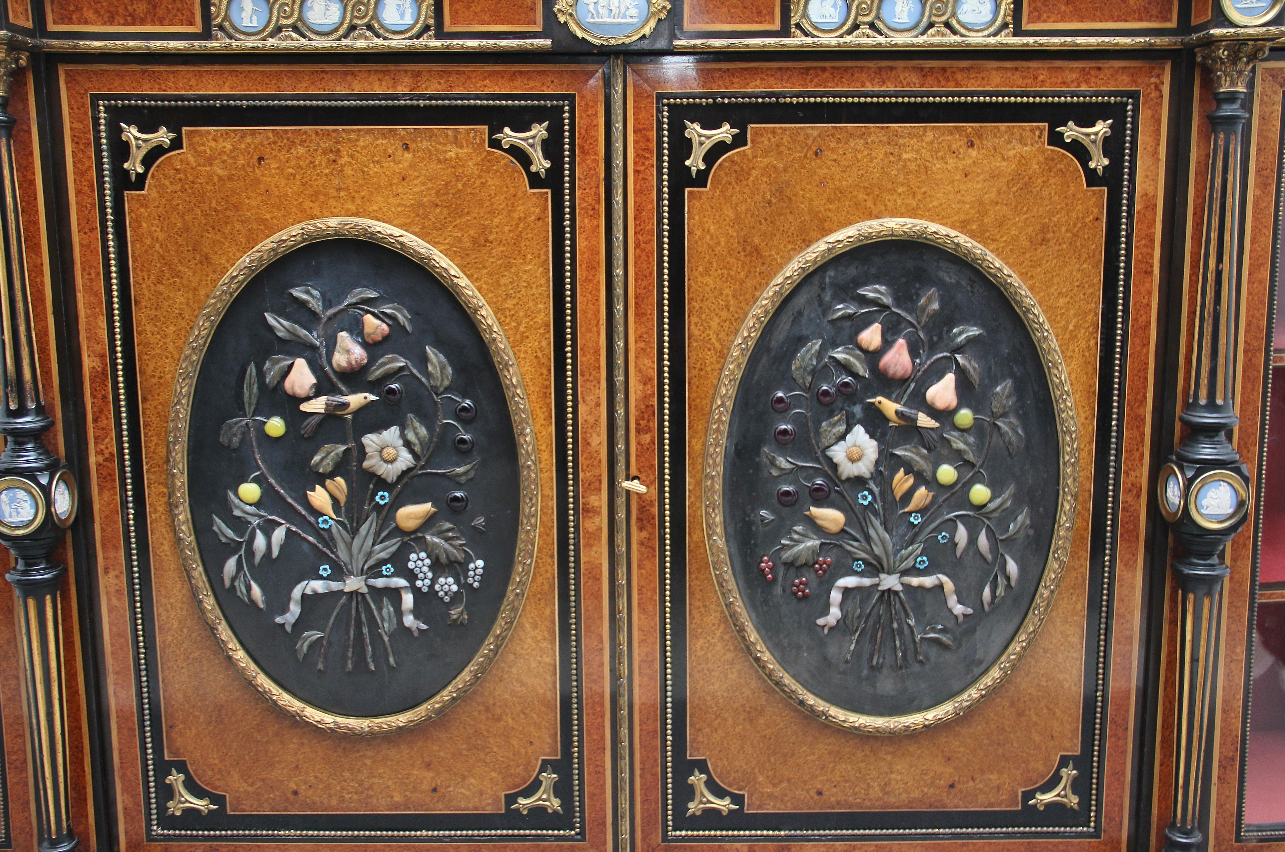 Credenza di qualità espositiva in amboyna ed ebanizzato del XIX secolo in vendita 1