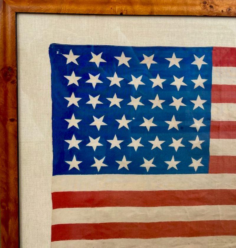 Amerikanische 39-Sterne-Flagge des 19. Jahrhunderts, um 1889, eine Paradeflagge aus bedruckter Seide mit einem Wellenmuster aus tanzenden Sternen. Diese Flagge war nie eine offizielle Flagge der Vereinigten Staaten, sondern wurde im Vorgriff auf die
