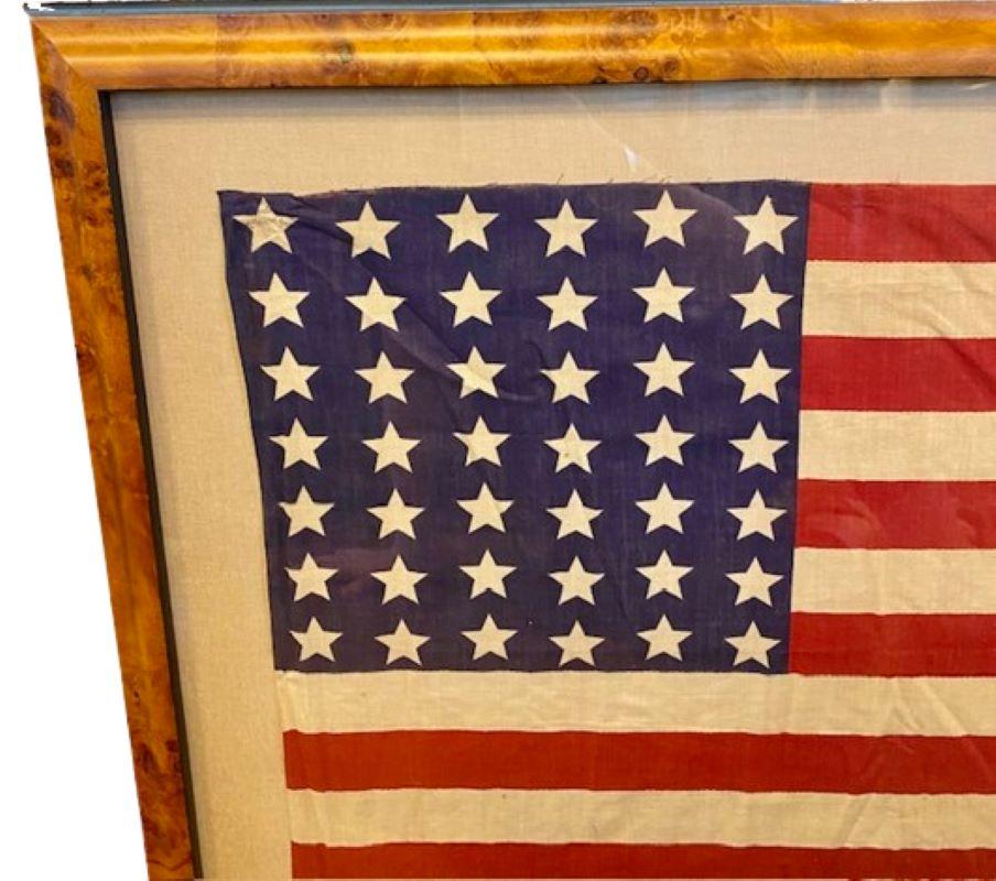 Amerikanische 42-Sterne-Flagge aus dem 19. Jahrhundert, um 1890, eine Leinenflagge mit aufgedruckten Sternen in einem leicht gewellten Muster; sie war nie eine offiziell genehmigte Flagge, sondern wurde 1890 in Erwartung des Beitritts Washingtons