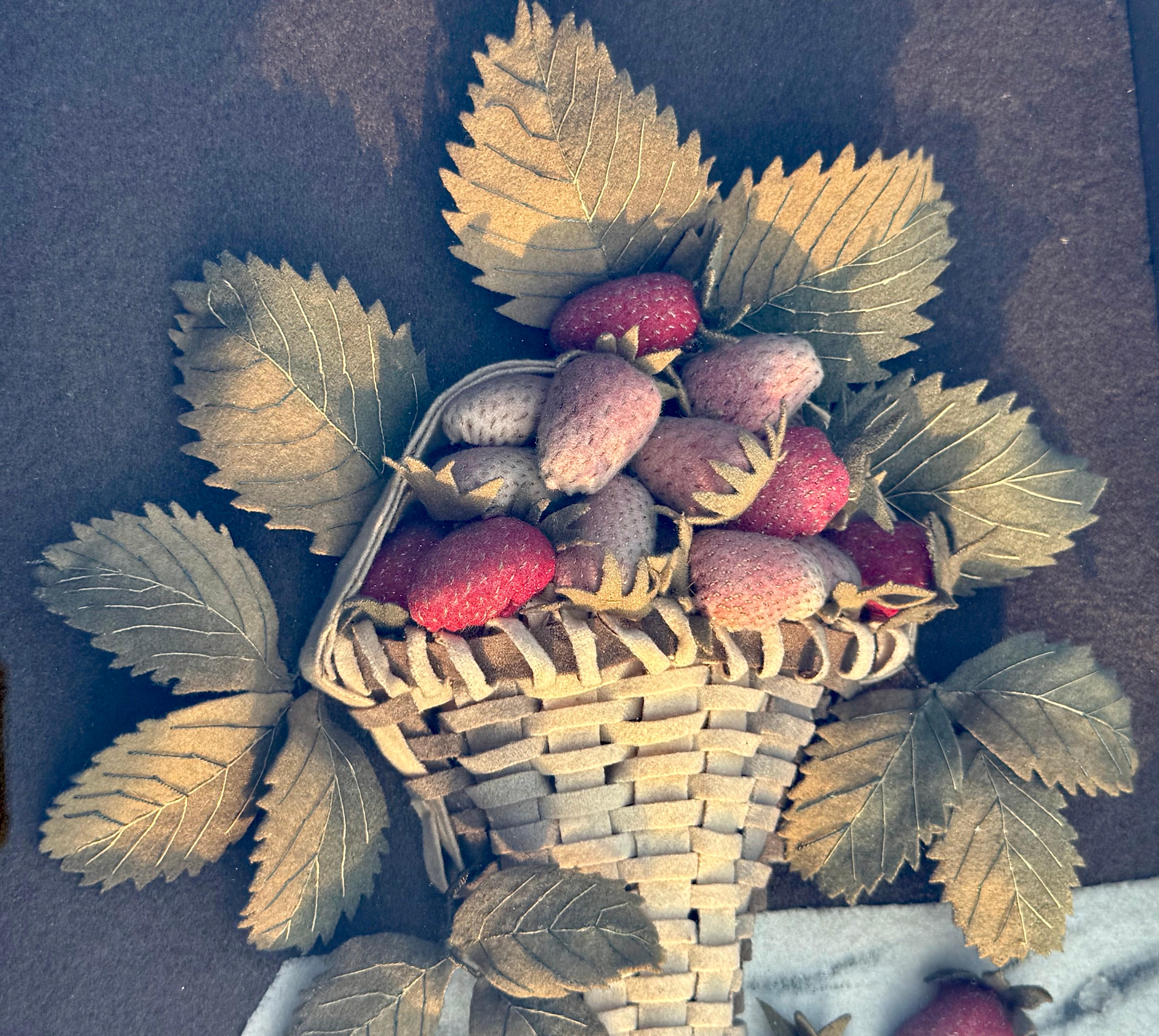 Cuadro Aplique Americano del Siglo XIX de una Cesta de Fresas Arte popular en venta