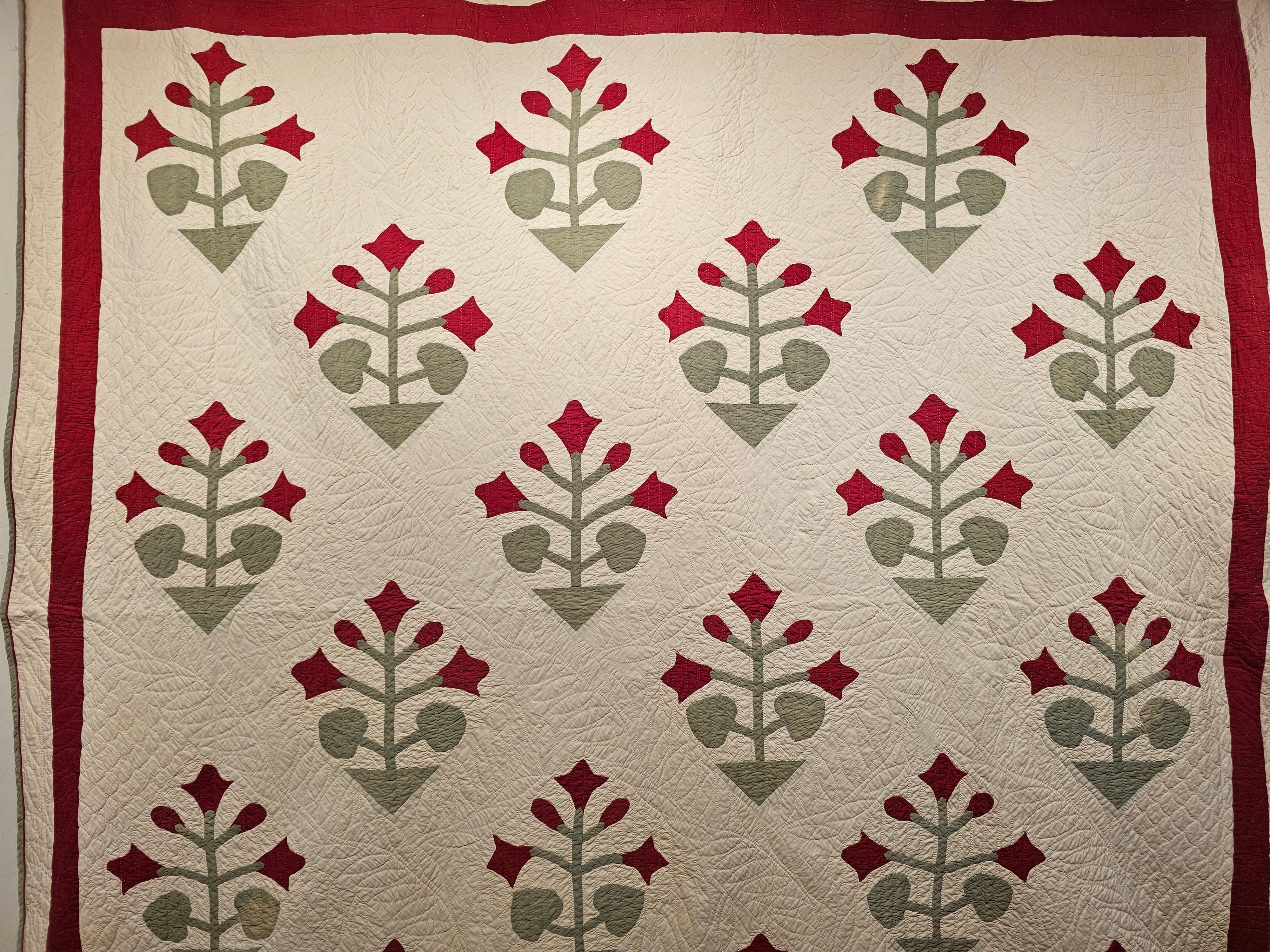 19th Century American Applique Quilt in Floral Pattern in Ivory, Red, and Green In Good Condition In Barrington, IL