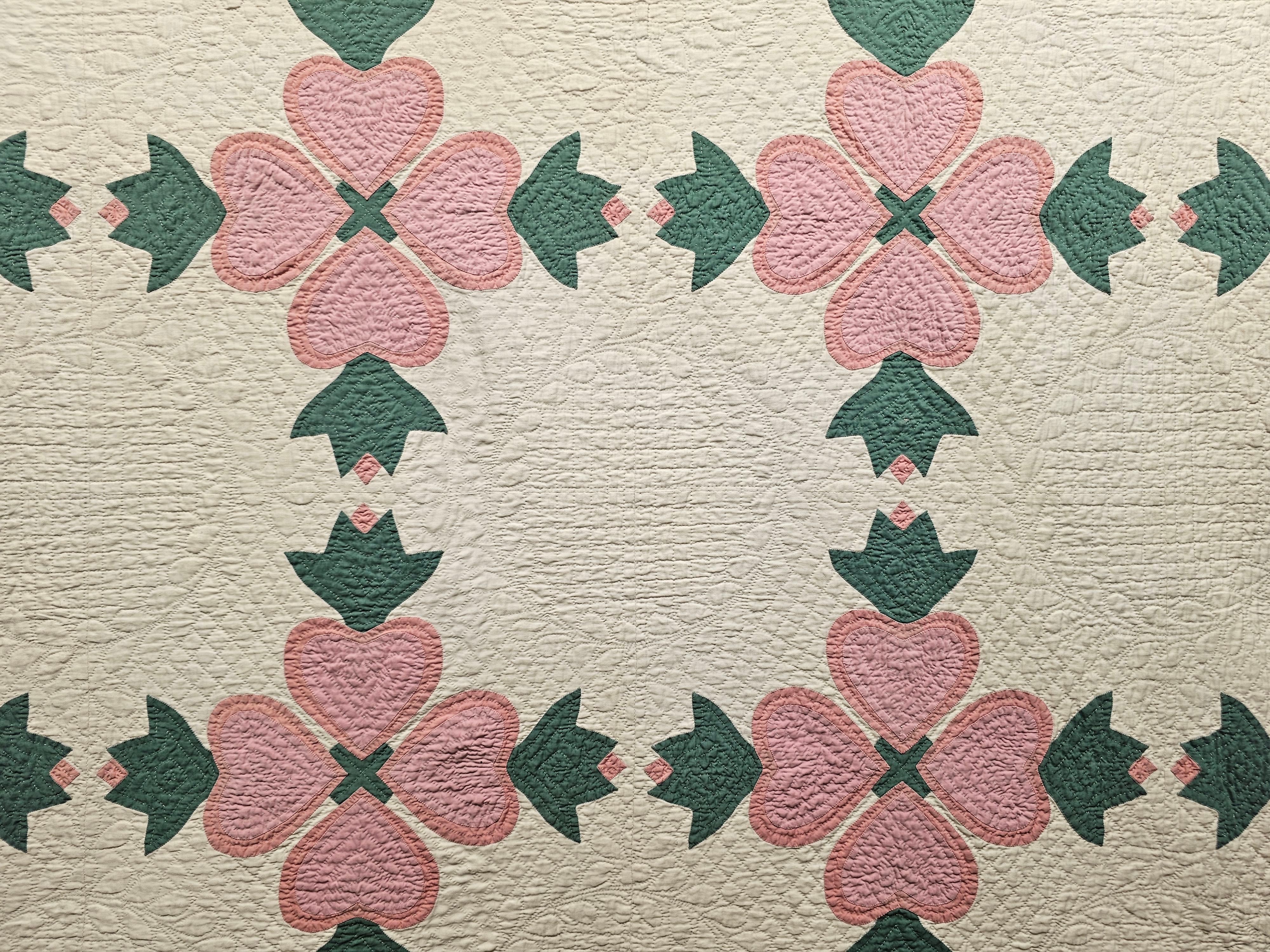 19th Century American Applique Quilt in Hearts and Tulips Pattern in Ivory, Pink In Good Condition For Sale In Barrington, IL