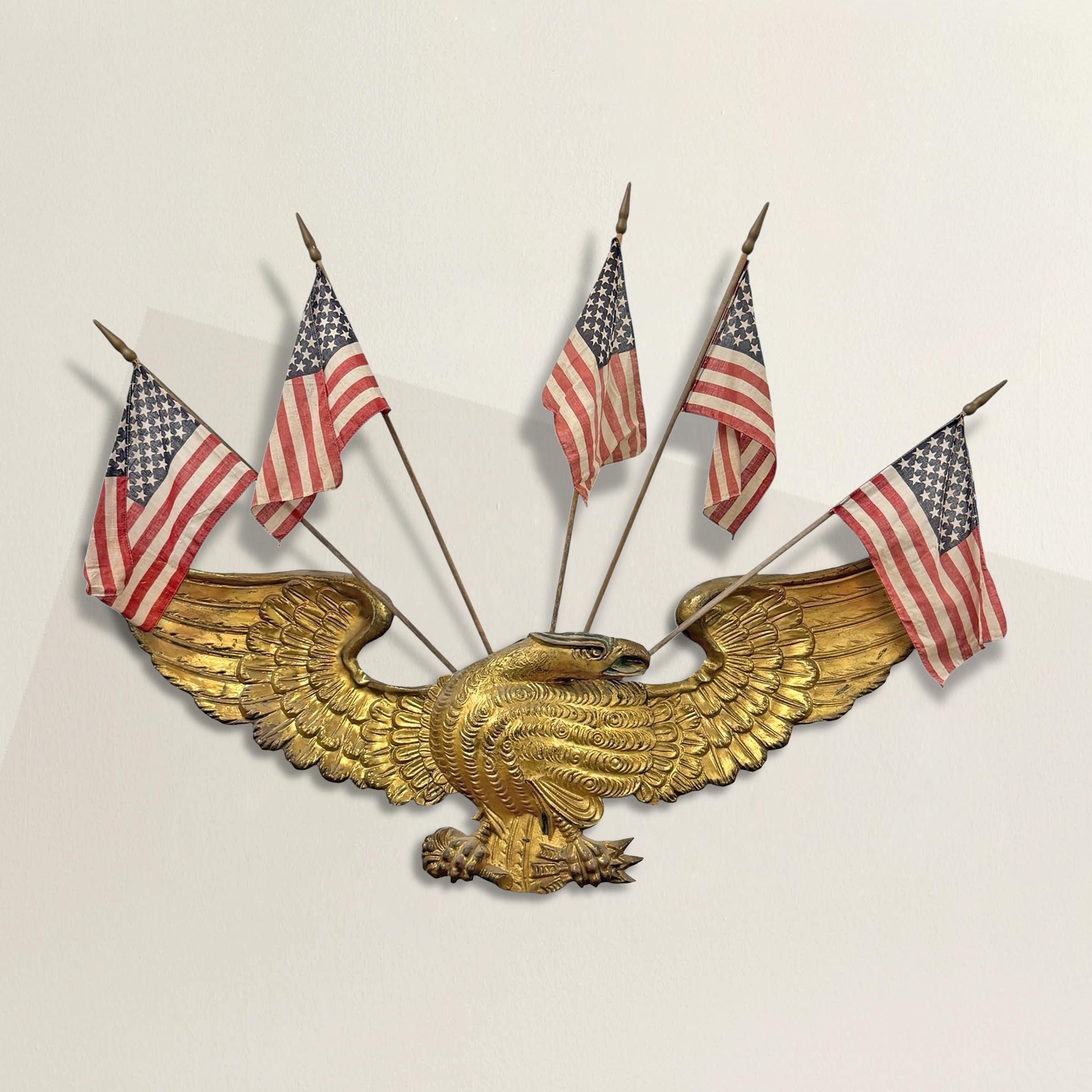 Esta águila tridimensional americana, que data de la década de 1880, se creó originalmente como decoración para desfiles o ceremonias, con un cuerpo hueco de hojalata dorada, las alas completamente extendidas y la cabeza girada con confianza hacia