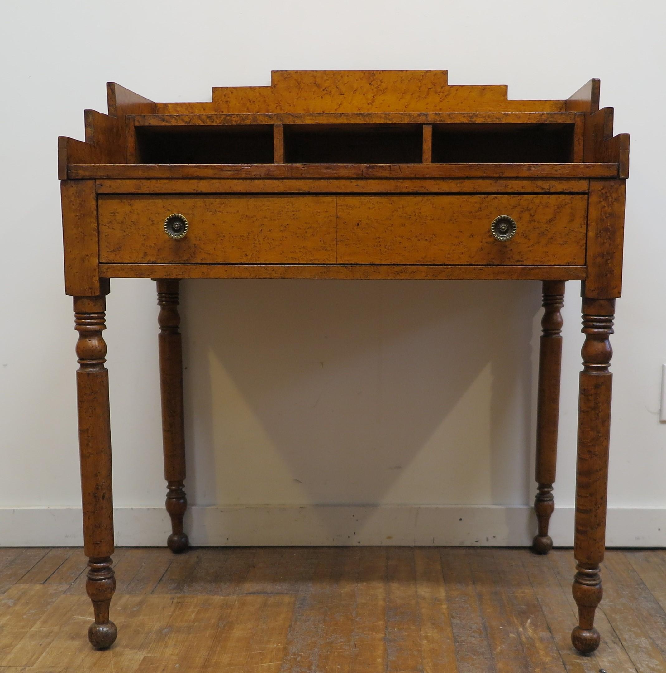 Scrivania americana del XIX secolo in acero Birdseye attribuita a H. Stowell & Son Cabinet Makers, (1828-98) Vermont 1850-60.  Bellissimo scrittoio composto da tre pannelli superiori a gradini (sinistro, destro, posteriore) e quattro gambe in acero