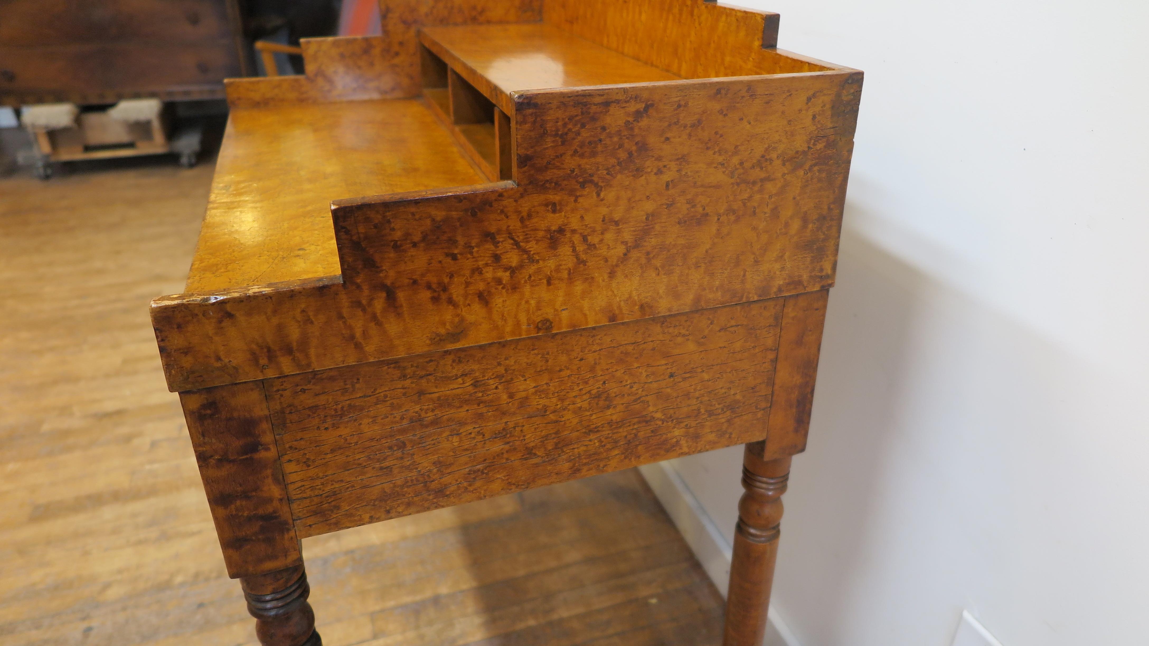 19th Century American Birdseye Maple Desk In Good Condition For Sale In New York, NY