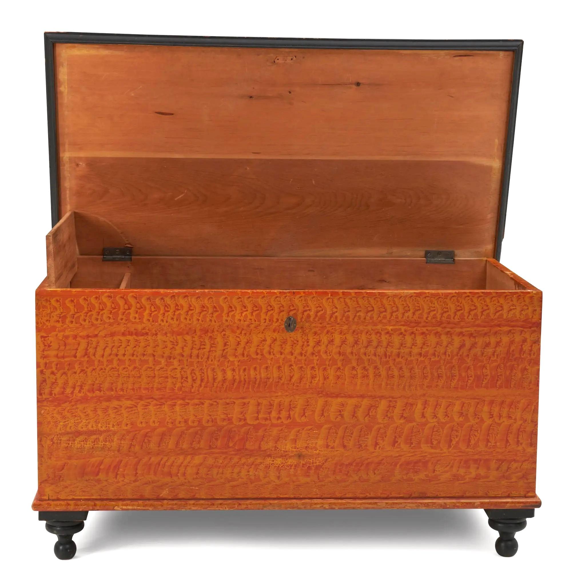 Fantastiche decorazioni originali su questa cassapanca per coperte a spillo dell'inizio del XIX secolo.  Probabilmente proveniente dall'area di Manheim, Pennsylvania, nel 1835 circa.  

Il piano a due ripiani si apre con cerniere quadrate su un