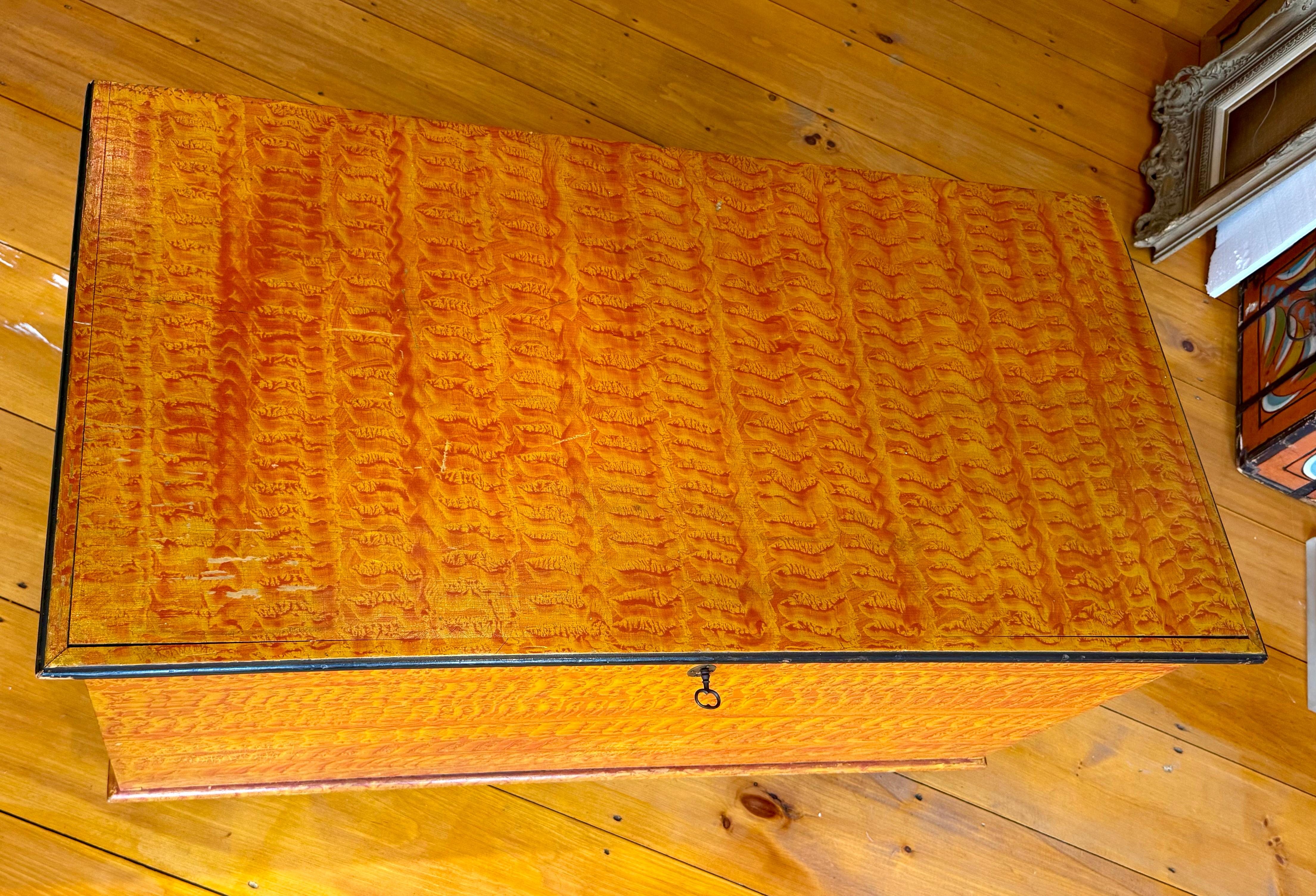 Cassapanca americana del XIX secolo con decorazioni originali a vernice In condizioni buone in vendita a Wiscasset, ME