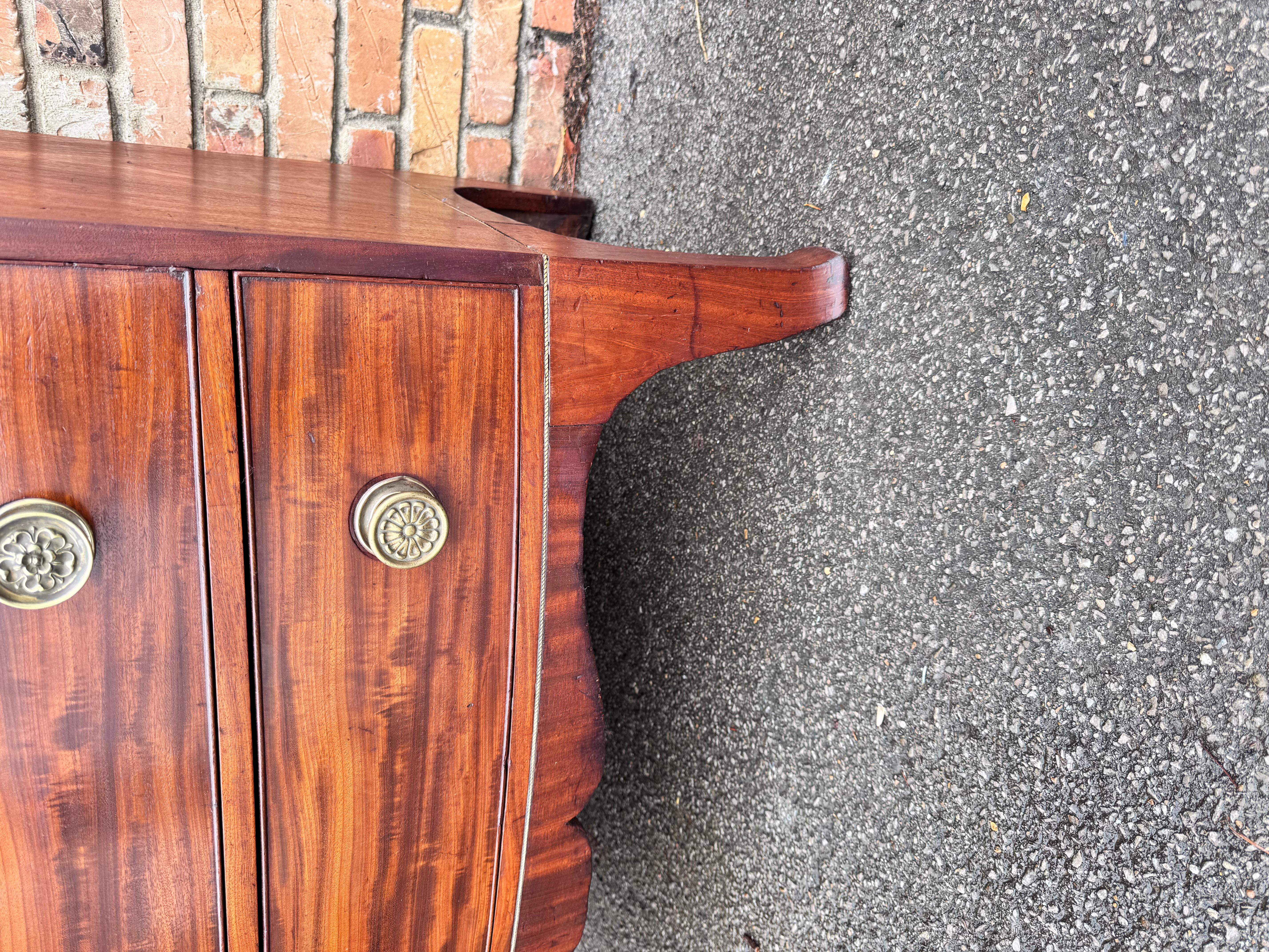 Questa è una bellissima cassapanca americana in scala ridotta! Questo pezzo ha un design molto semplice che non manca di eleganza. Il legno ha un bel movimento e mostra 200 anni di patina e dettagli naturali nella parte superiore e anteriore. I