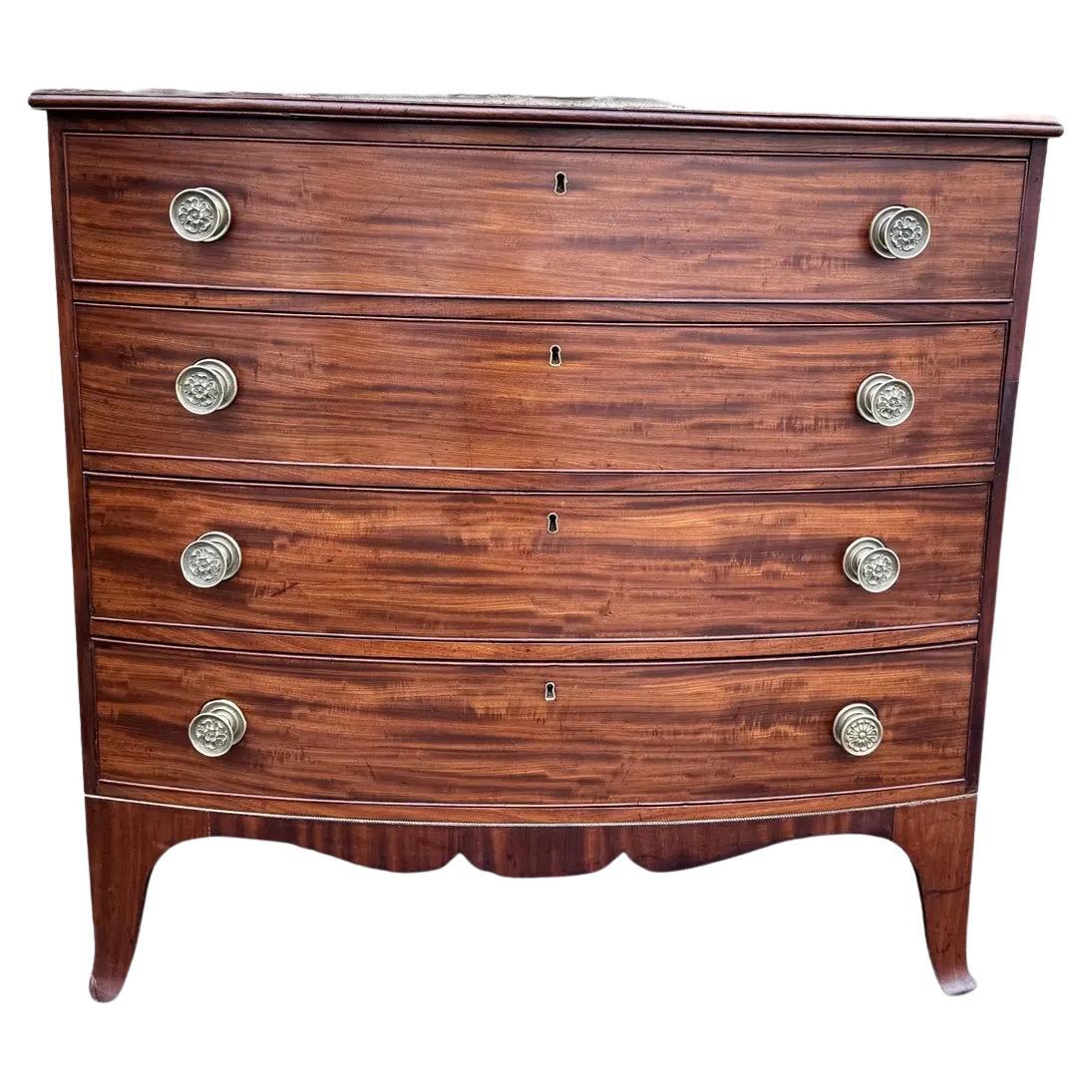 Amerikanische Bow Front Chest of Drawers aus dem 19.