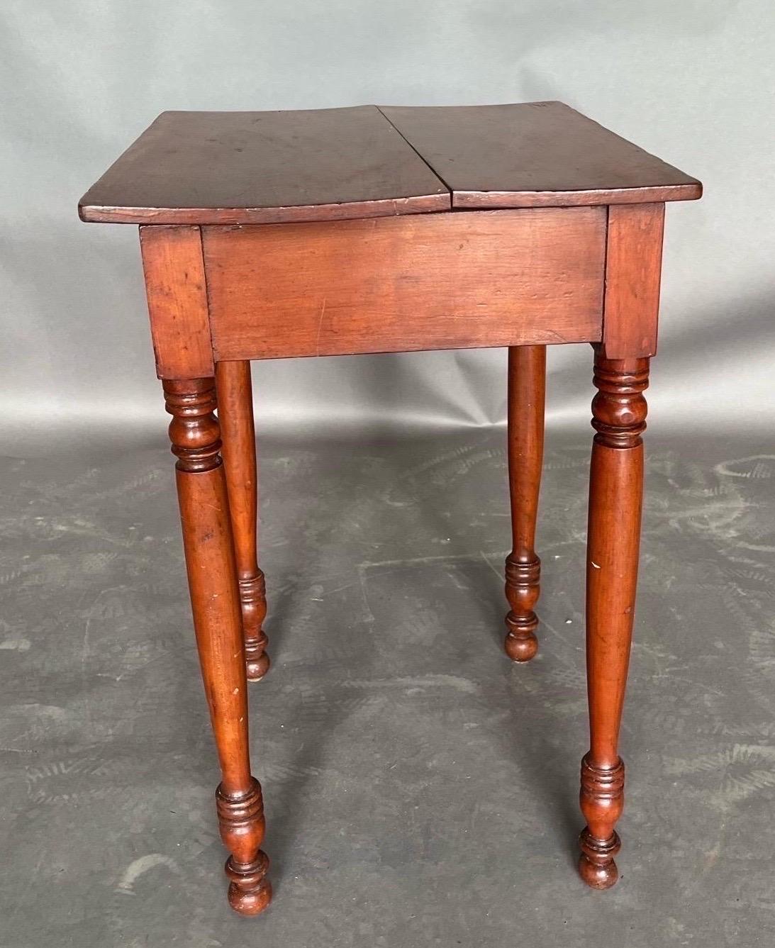 19th Century American cherry one drawer stand with turned legs and feet  In Good Condition For Sale In Charleston, SC