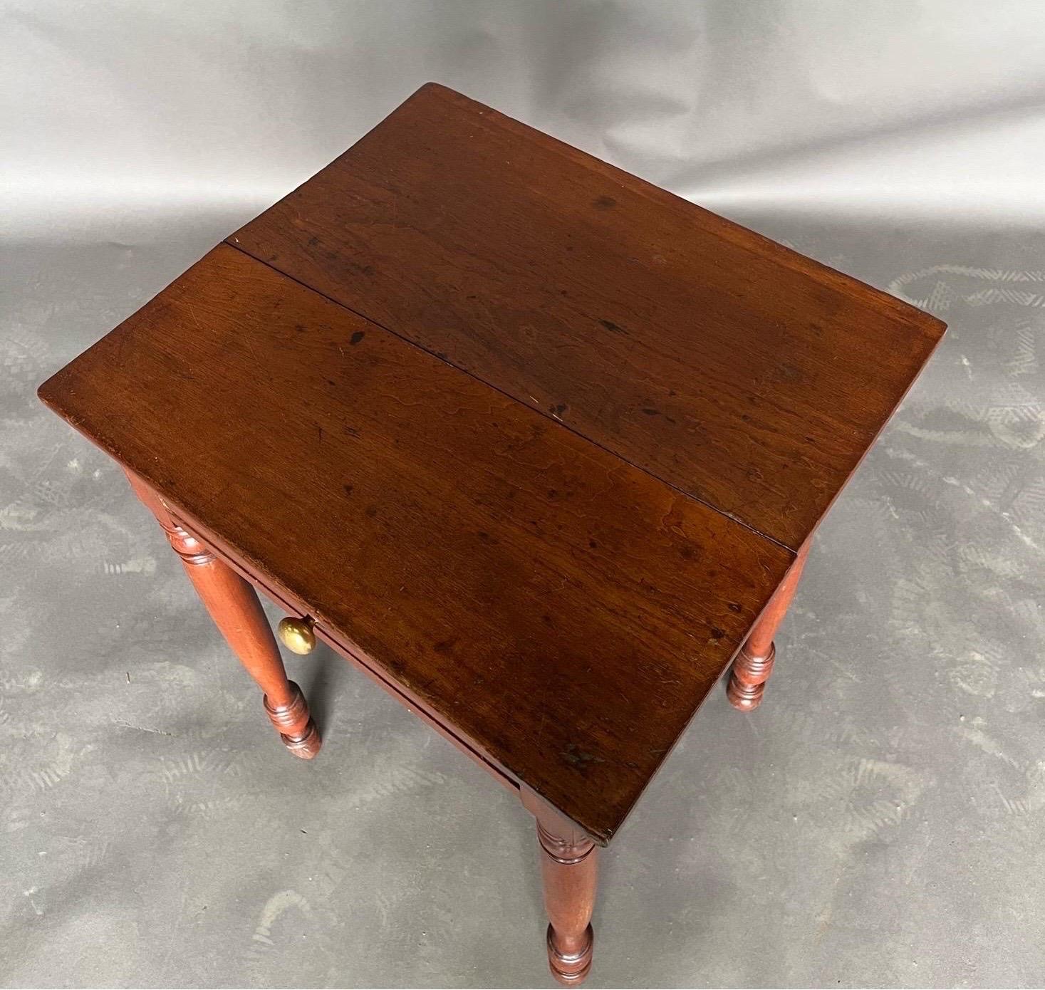 19th Century American cherry one drawer stand with turned legs and feet  For Sale 2