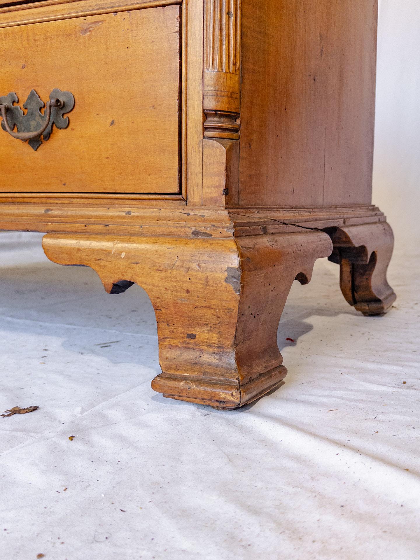 Amerikanischer Chippendale-Ahorn-Sekretär/Schreibtisch mit schräger Front aus dem 19. Jahrhundert im Angebot 13