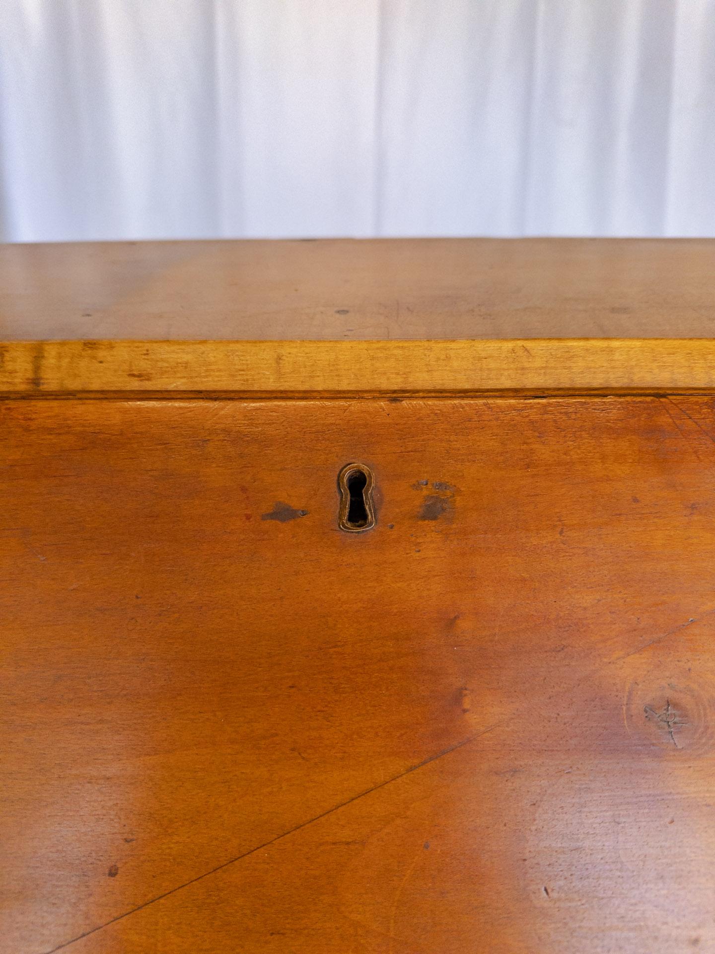 Der amerikanische Chippendale-Ahorn-Schrägfront-Sekretär/Schreibtisch aus dem 19. Jahrhundert ist ein Zeugnis für die sorgfältige Kunstfertigkeit und die zeitlose Anziehungskraft traditioneller Handwerkskunst. Das sorgfältig aus feinstem Ahornholz