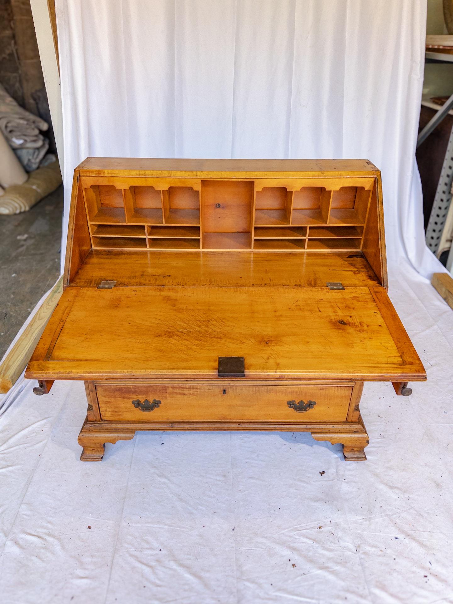 Amerikanischer Chippendale-Ahorn-Sekretär/Schreibtisch mit schräger Front aus dem 19. Jahrhundert (Holz) im Angebot