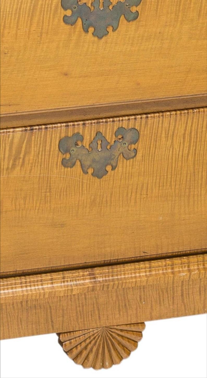 Commode haute américaine du 19ème siècle de style Chippendale en érable tigré bouclé Bon état - En vente à Forney, TX