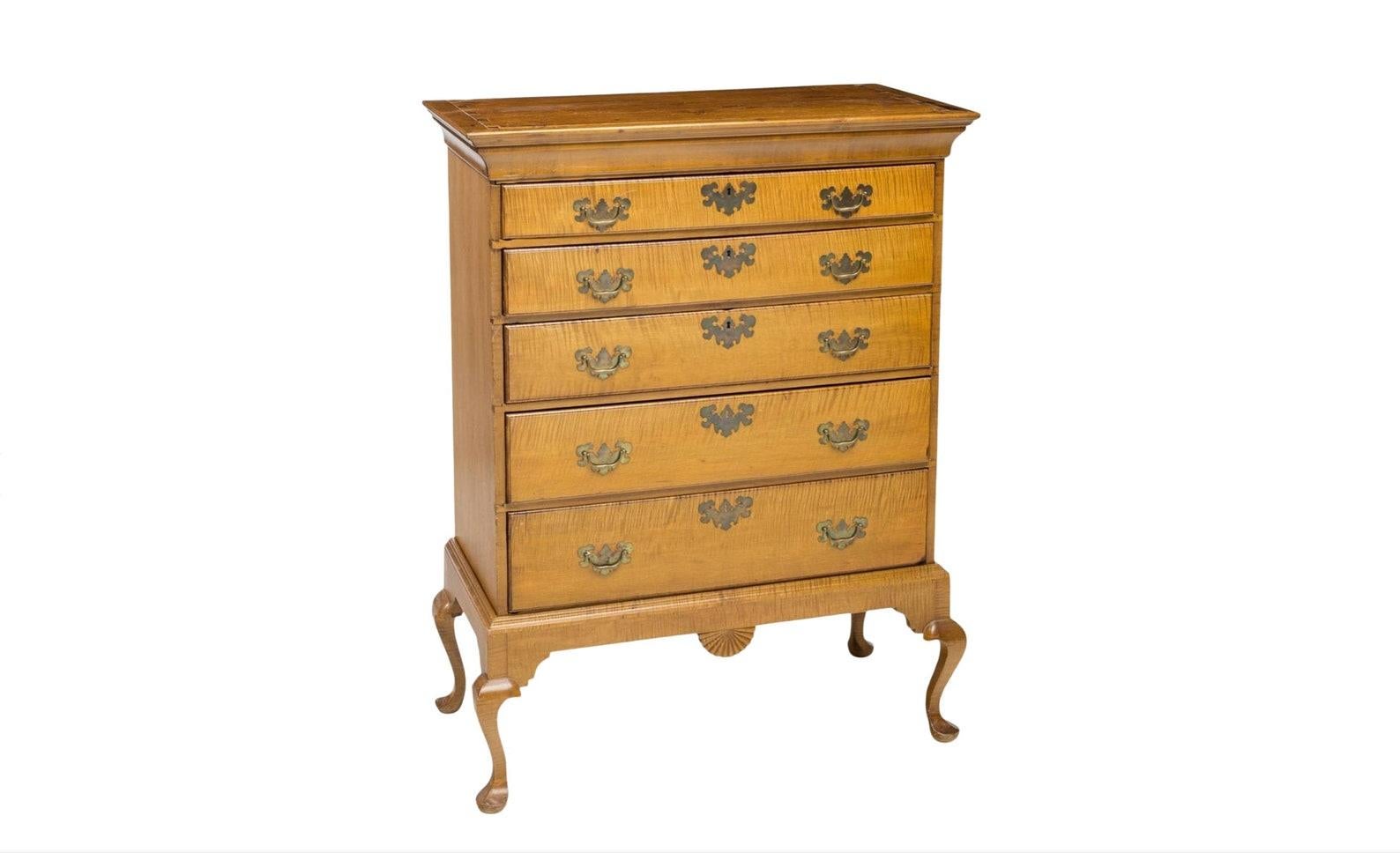 Érable Commode haute américaine du 19ème siècle de style Chippendale en érable tigré bouclé en vente