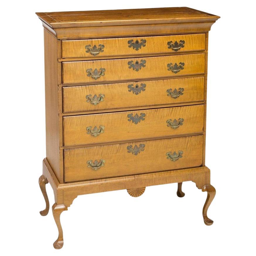 Highboy de arce tigre rizado estilo Chippendale americano del siglo XIX