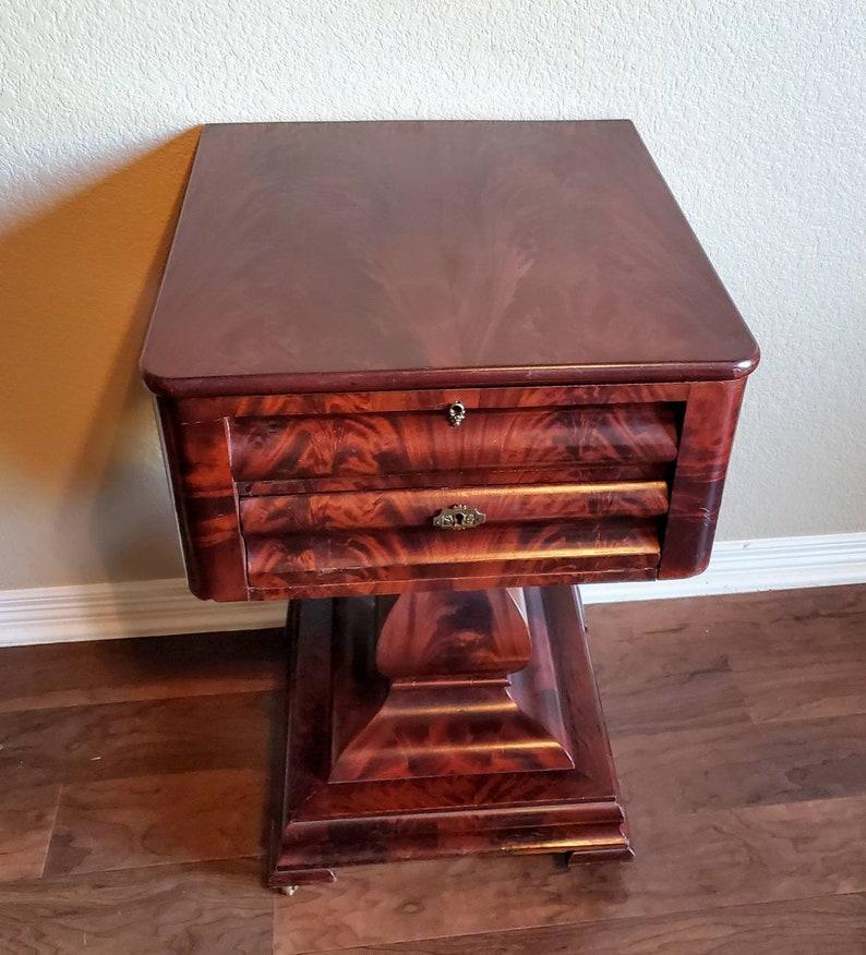 Early American Classical Empire Period Flame Mahogany Sewing Stand Work Table In Good Condition For Sale In Forney, TX