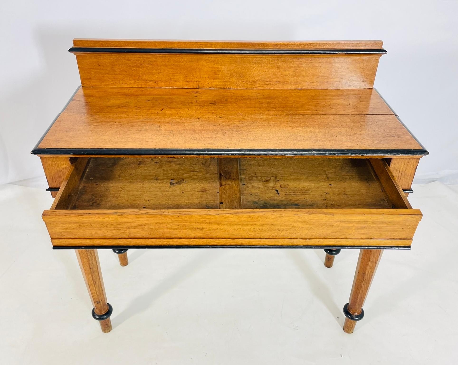 19th Century American Classical Revival Writing Table in Solid Oak en venta 2