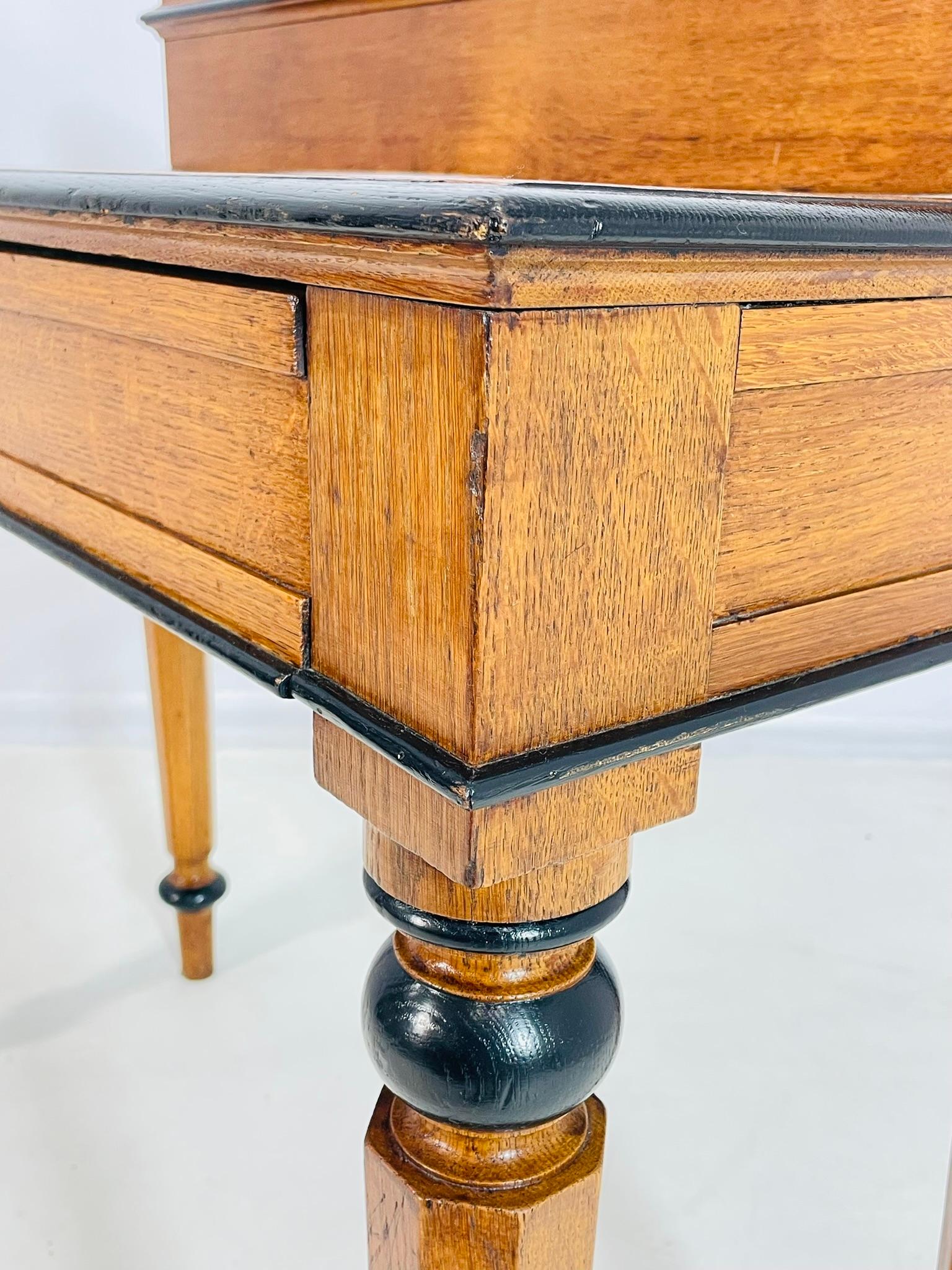 19th Century American Classical Revival Writing Table in Solid Oak en venta 3