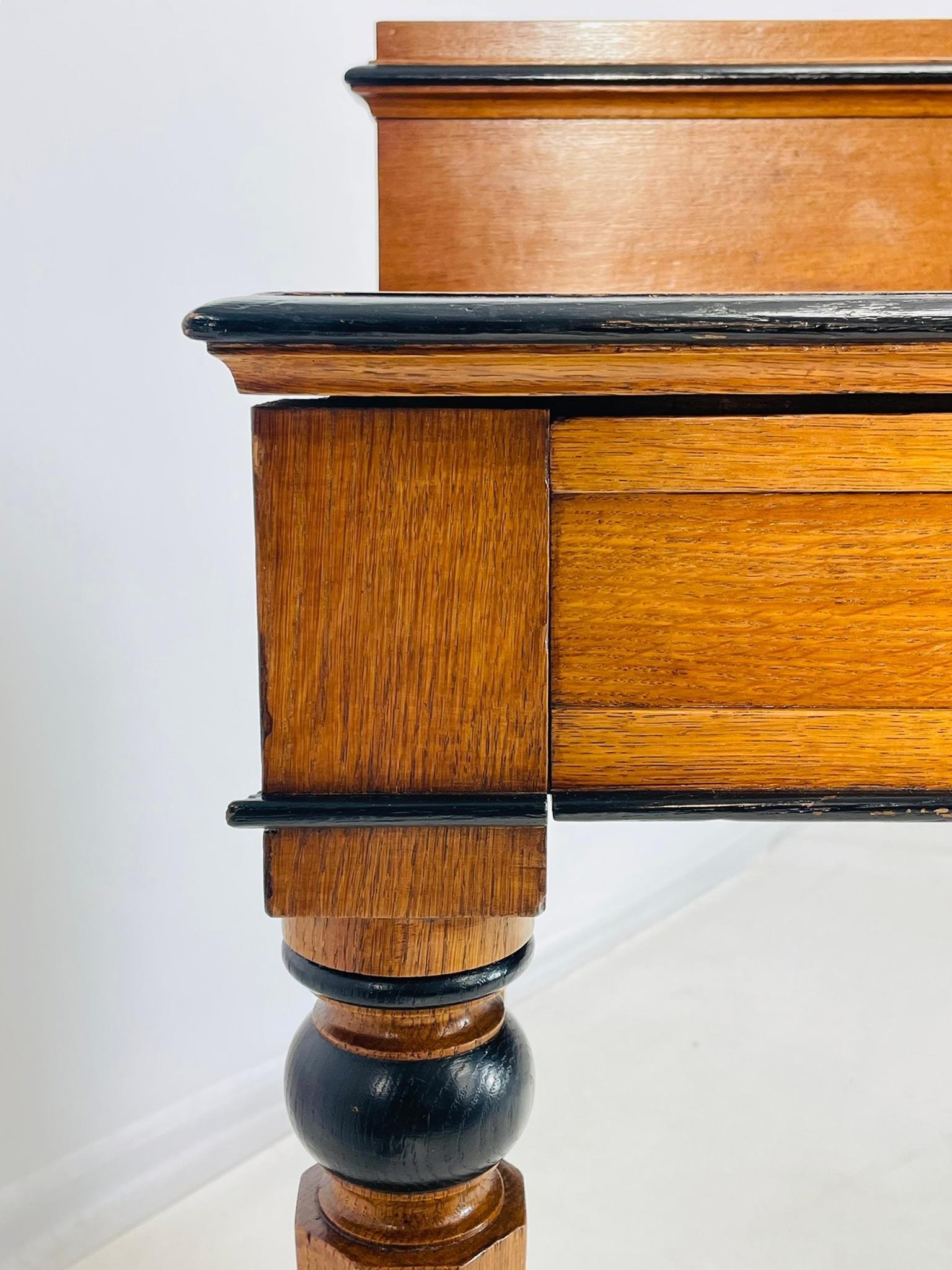 19th Century American Classical Revival Writing Table in Solid Oak en venta 4