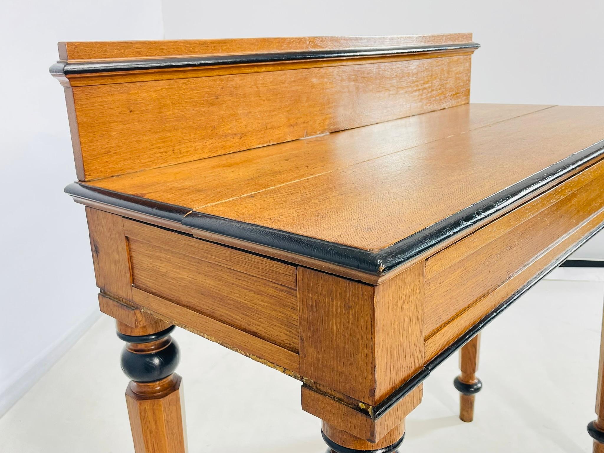 19th Century American Classical Revival Writing Table in Solid Oak en venta 5