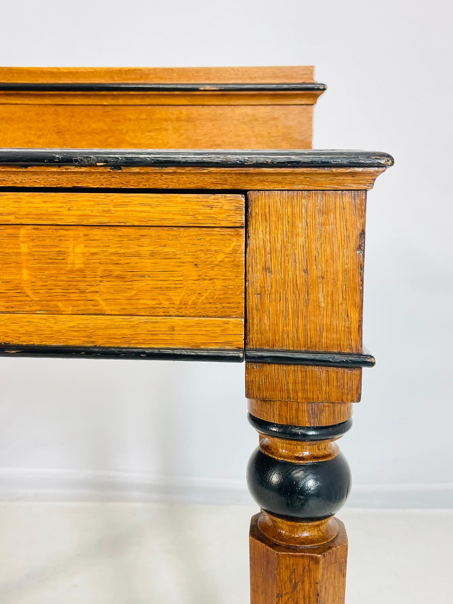 19th Century American Classical Revival Writing Table in Solid Oak en venta 6