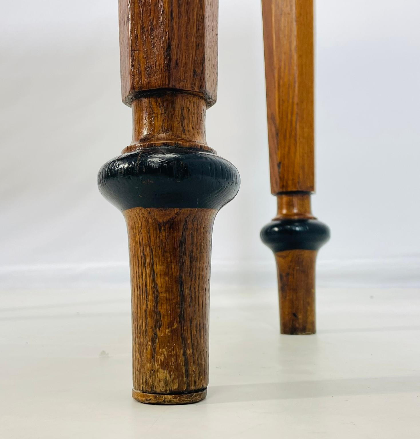 19th Century American Classical Revival Writing Table in Solid Oak en venta 7