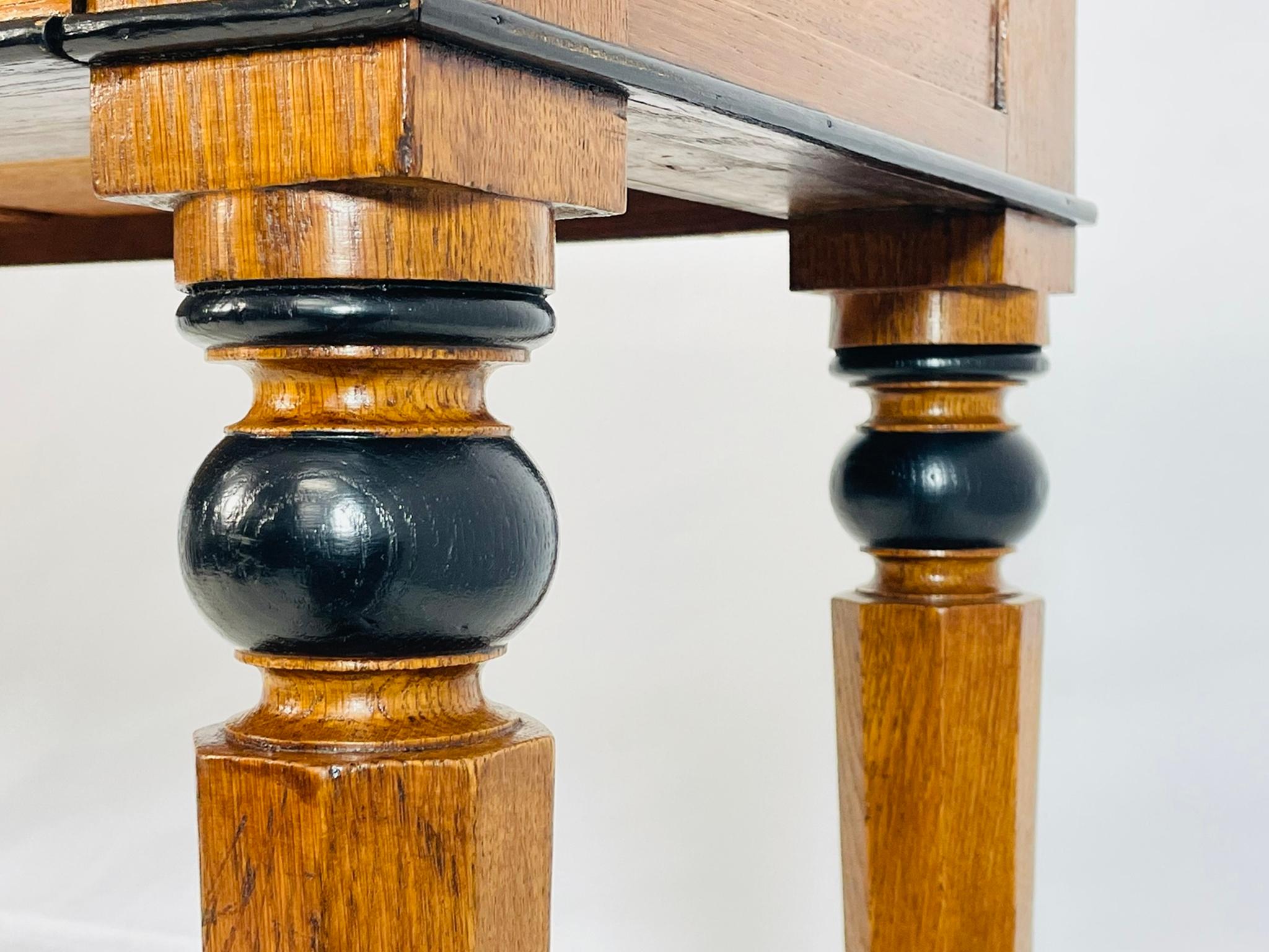 19th Century American Classical Revival Writing Table in Solid Oak en venta 8