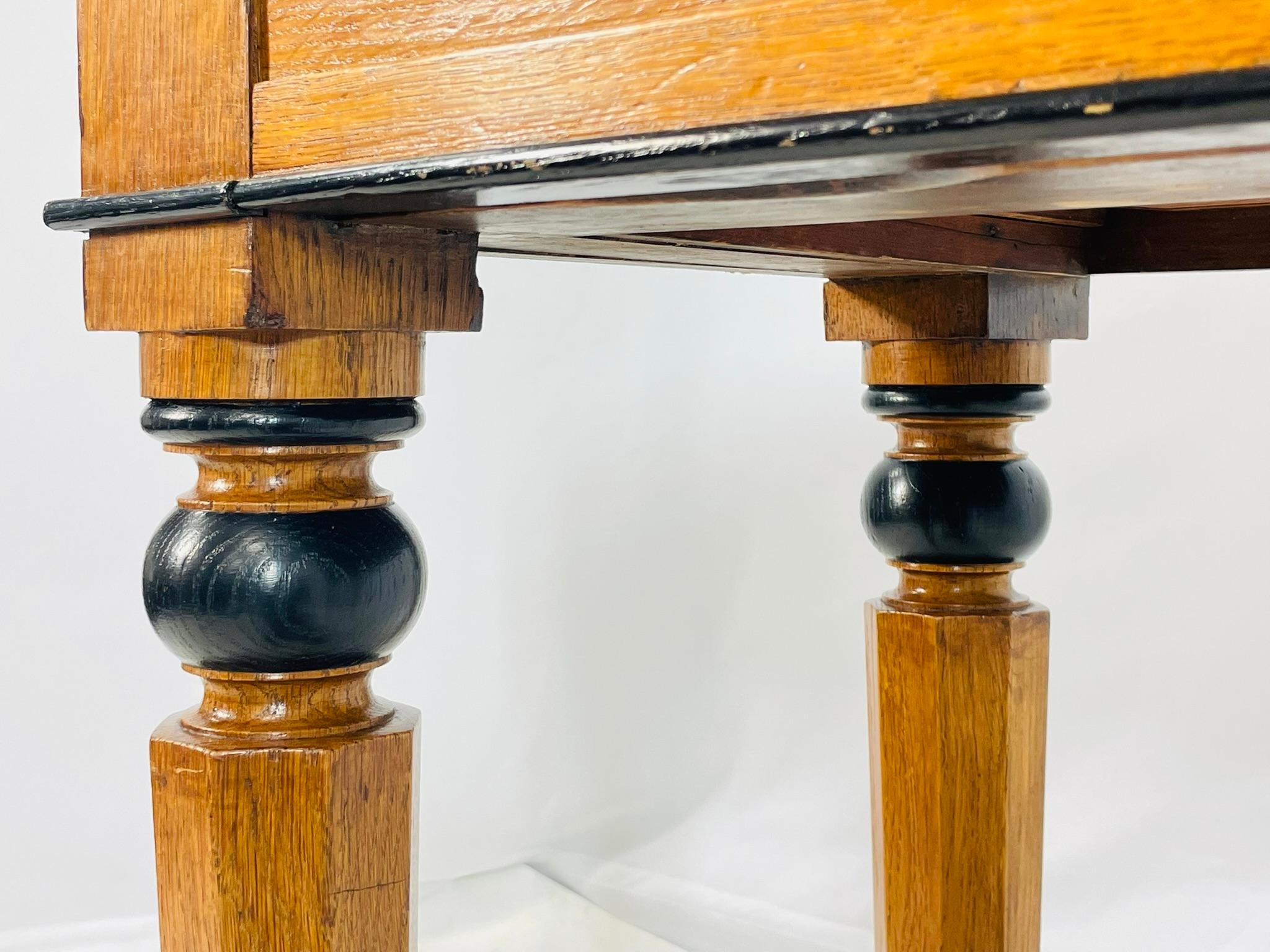 19th Century American Classical Revival Writing Table in Solid Oak en venta 10