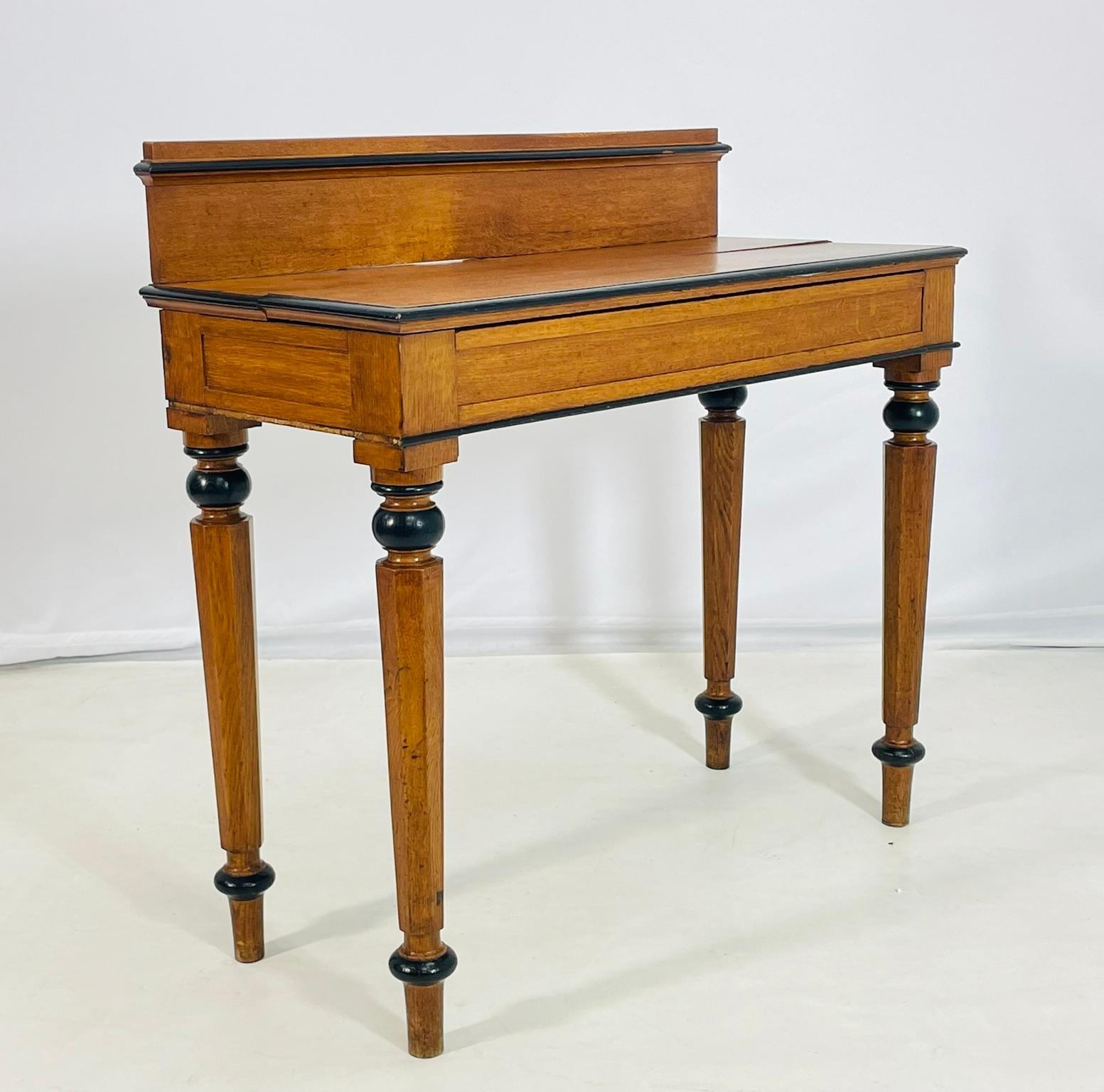 19th Century American Classical Revival Writing Table in Solid Oak Renacimiento en venta