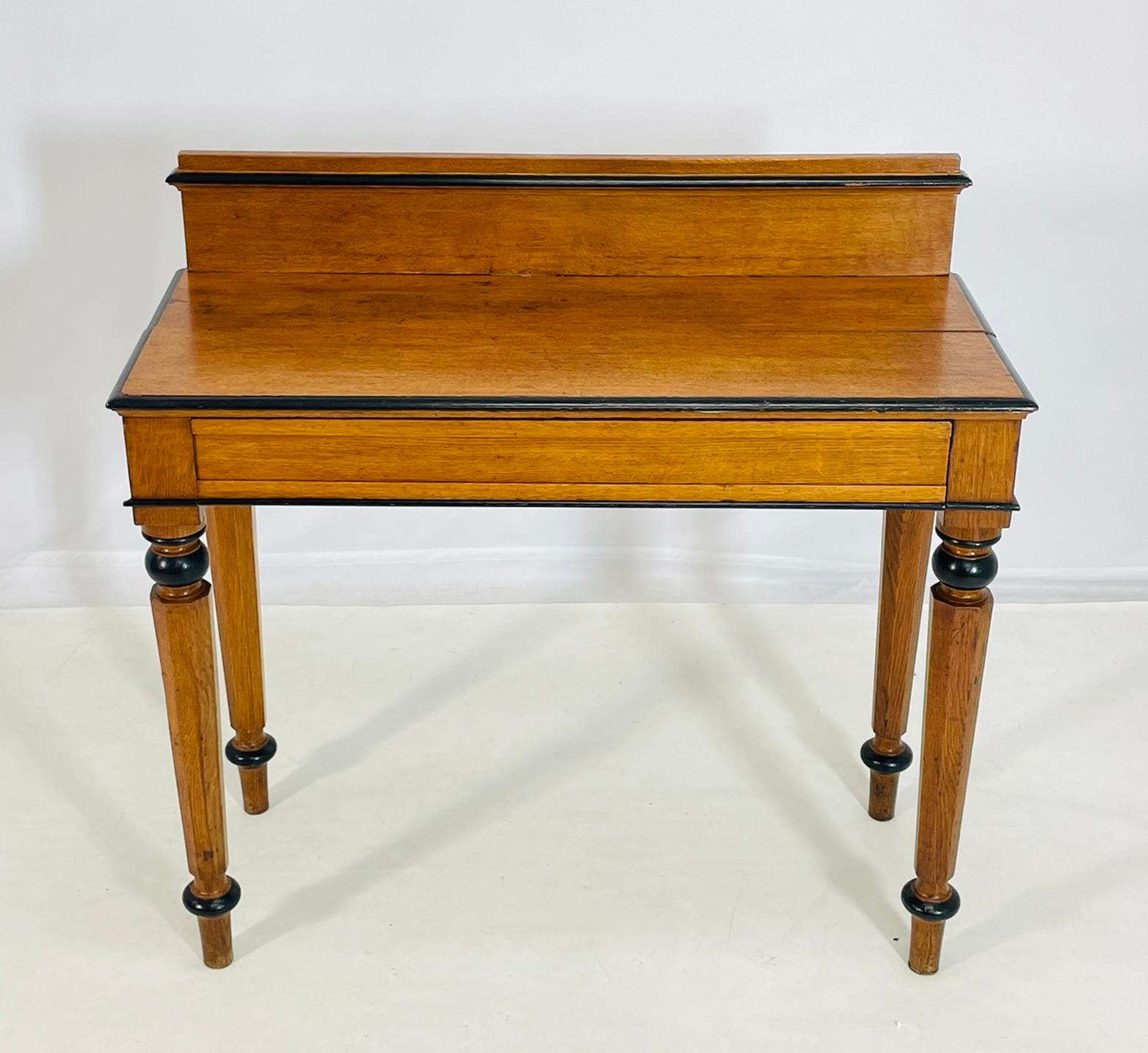 19th Century American Classical Revival Writing Table in Solid Oak Estadounidense en venta