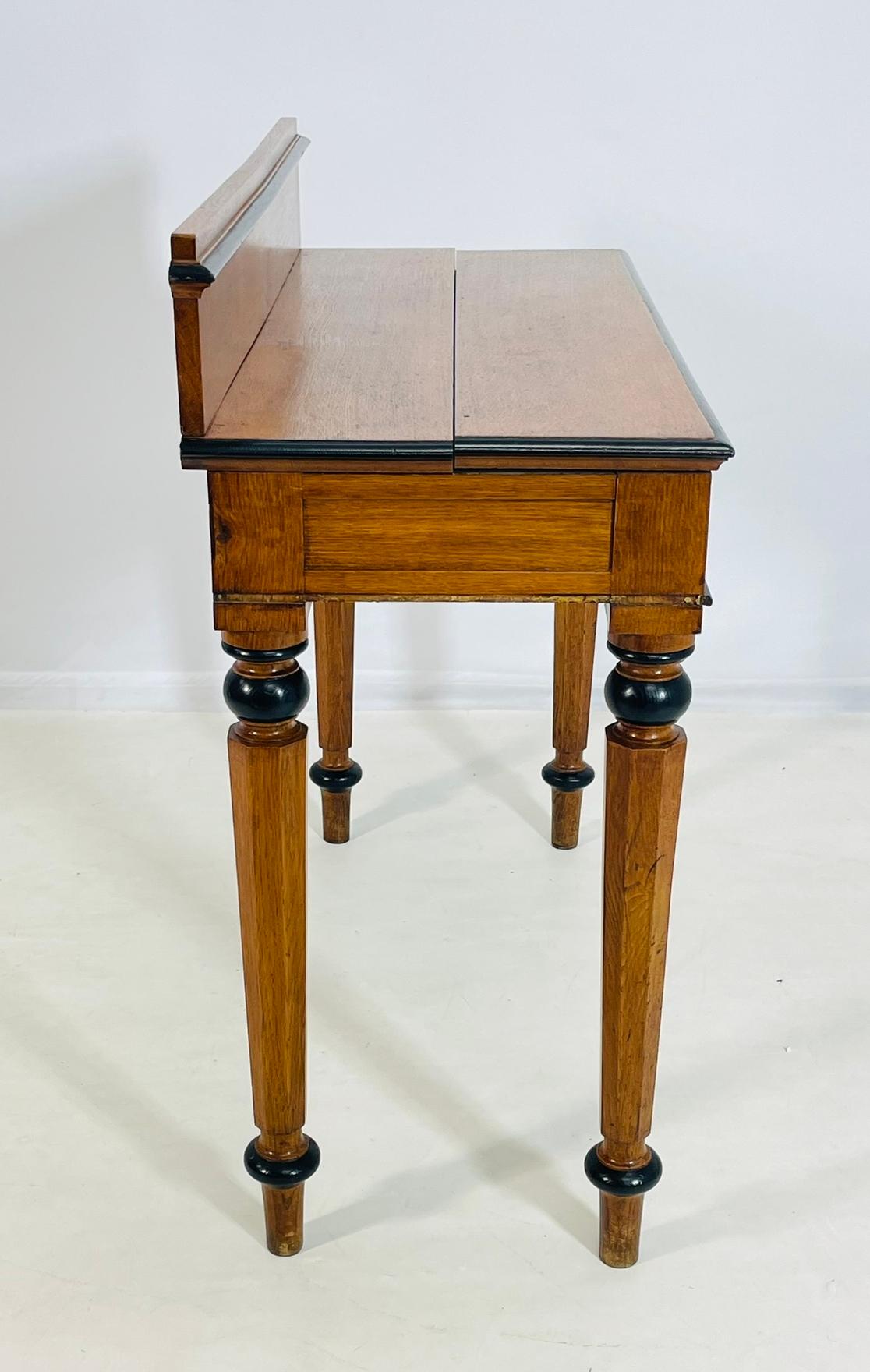 19th Century American Classical Revival Writing Table in Solid Oak Ebonizado en venta