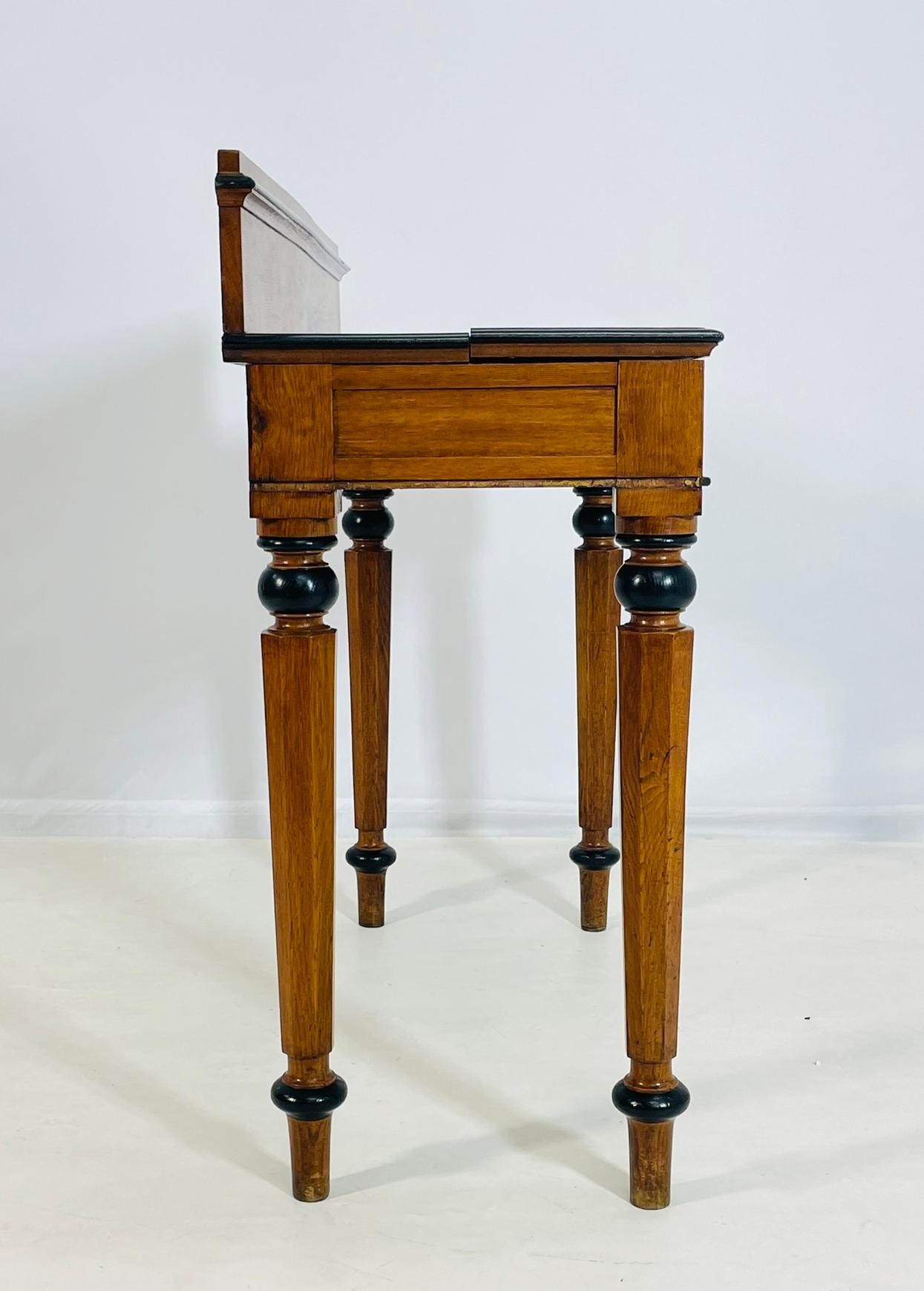 19th Century American Classical Revival Writing Table in Solid Oak en Bueno estado para la venta en Los Angeles, CA