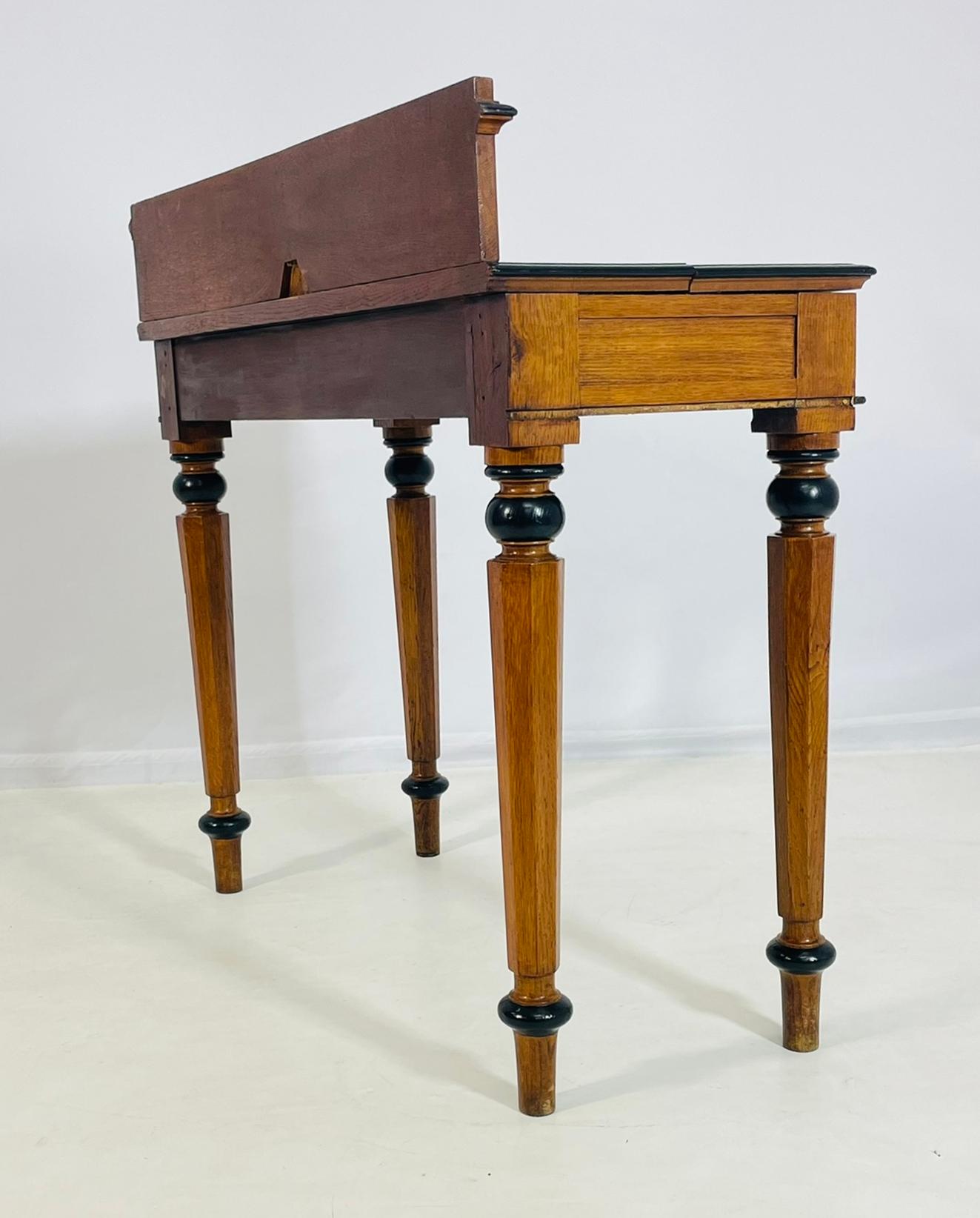 19th Century American Classical Revival Writing Table in Solid Oak siglo XIX en venta