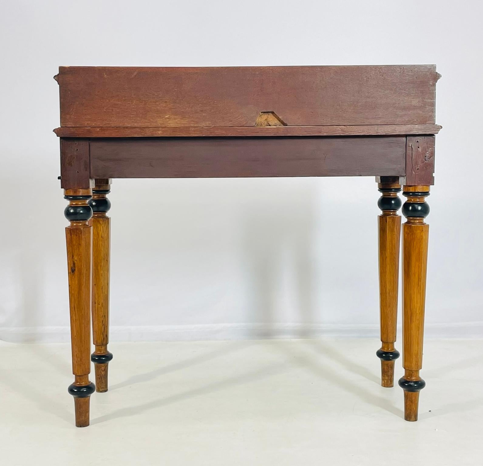19th Century American Classical Revival Writing Table in Solid Oak Roble en venta