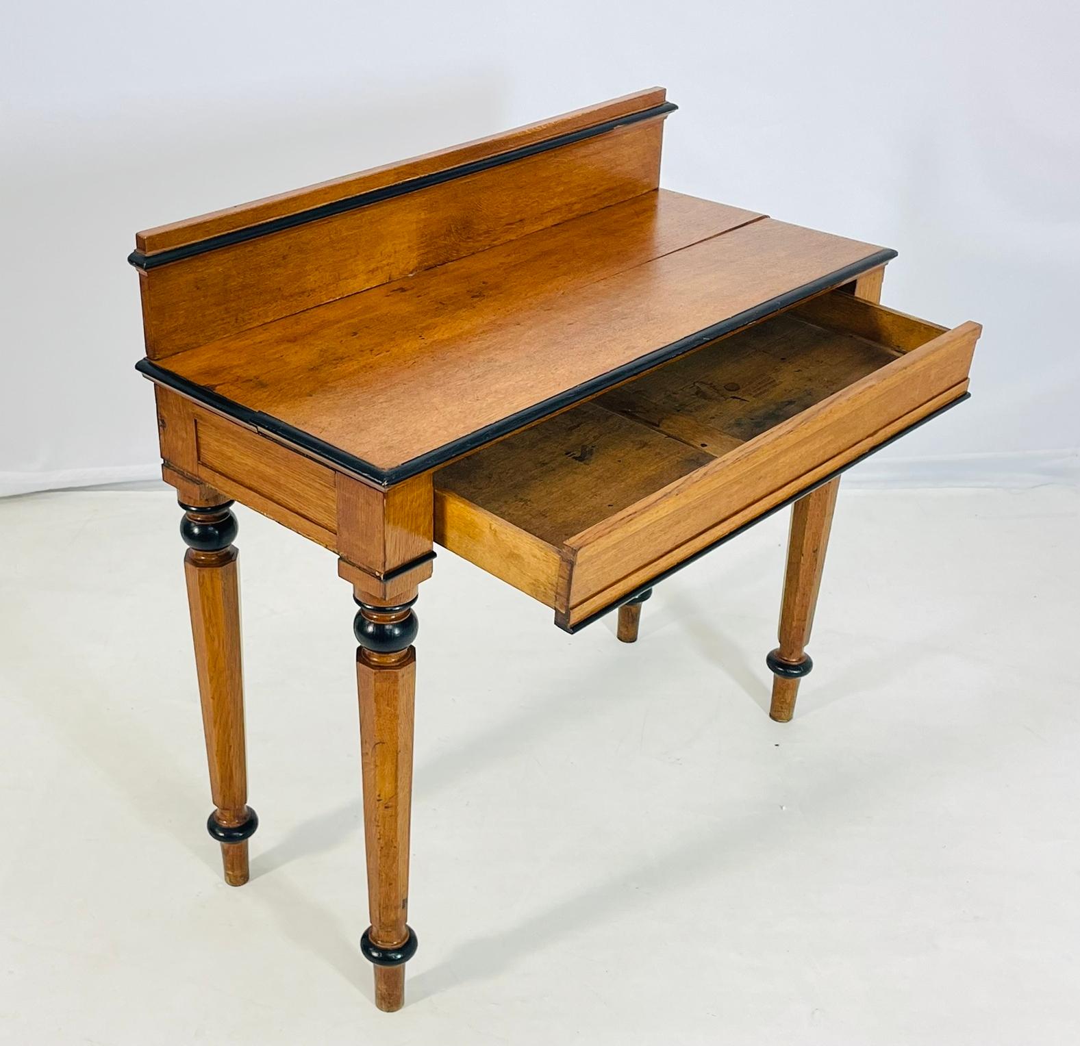 19th Century American Classical Revival Writing Table in Solid Oak en venta 1