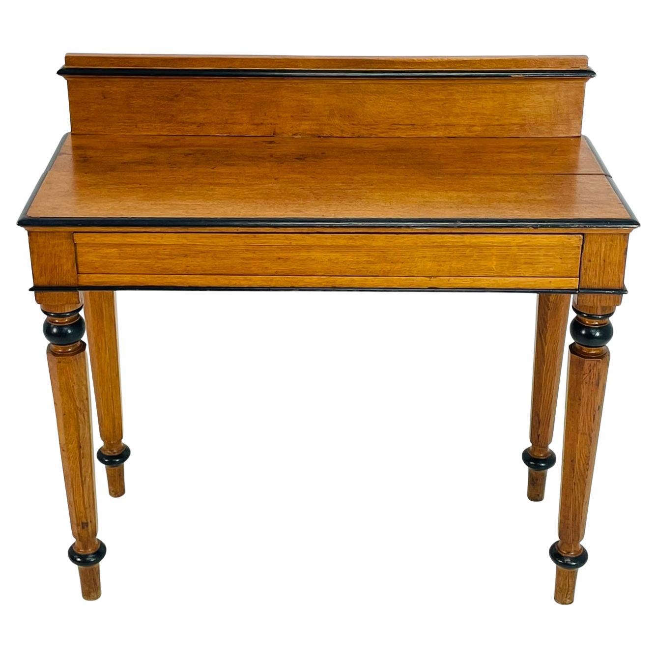 19th Century American Classical Revival Writing Table in Solid Oak en venta