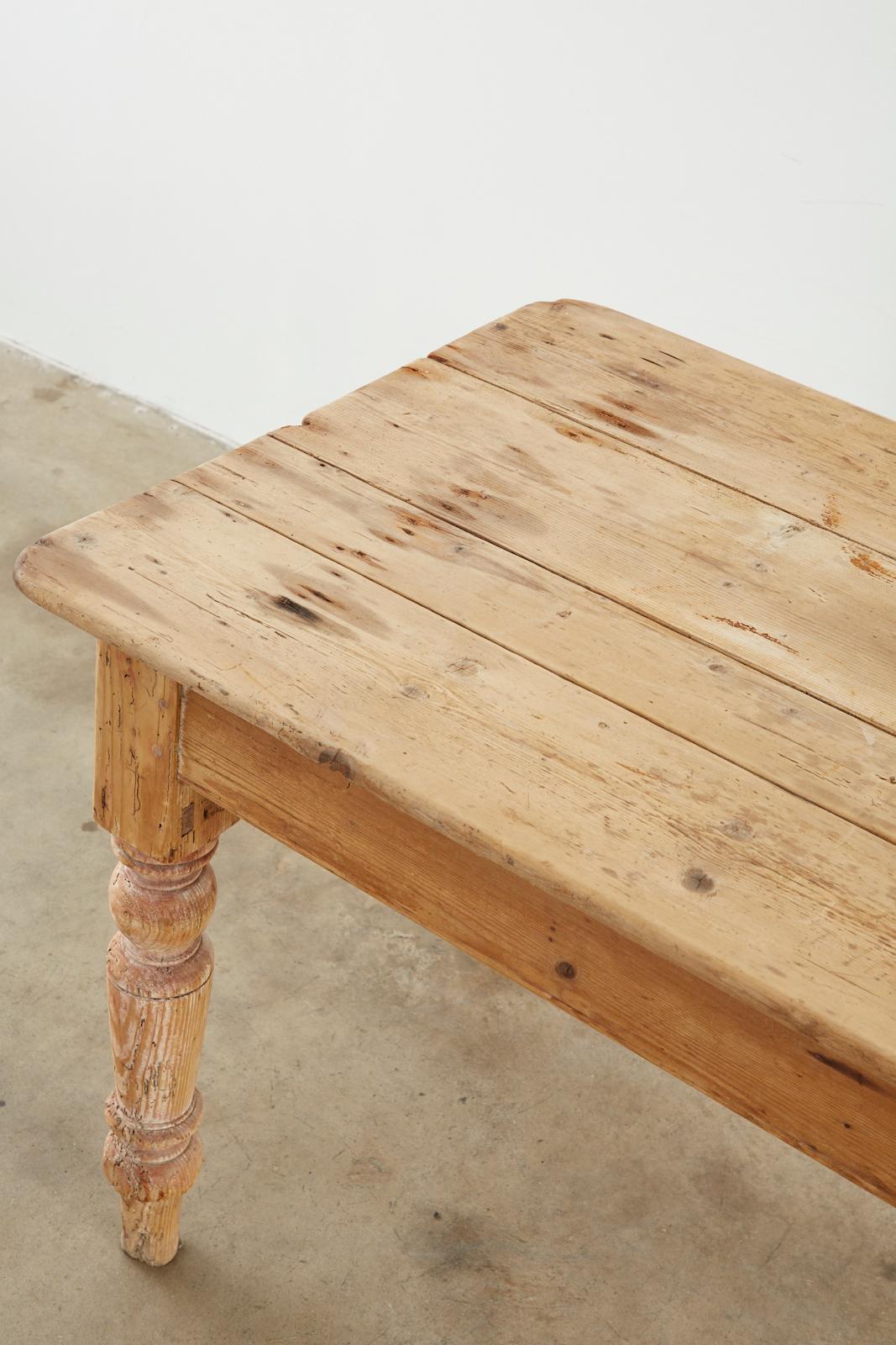 19th Century American Country Pine Farmhouse Dining Table In Distressed Condition In Rio Vista, CA