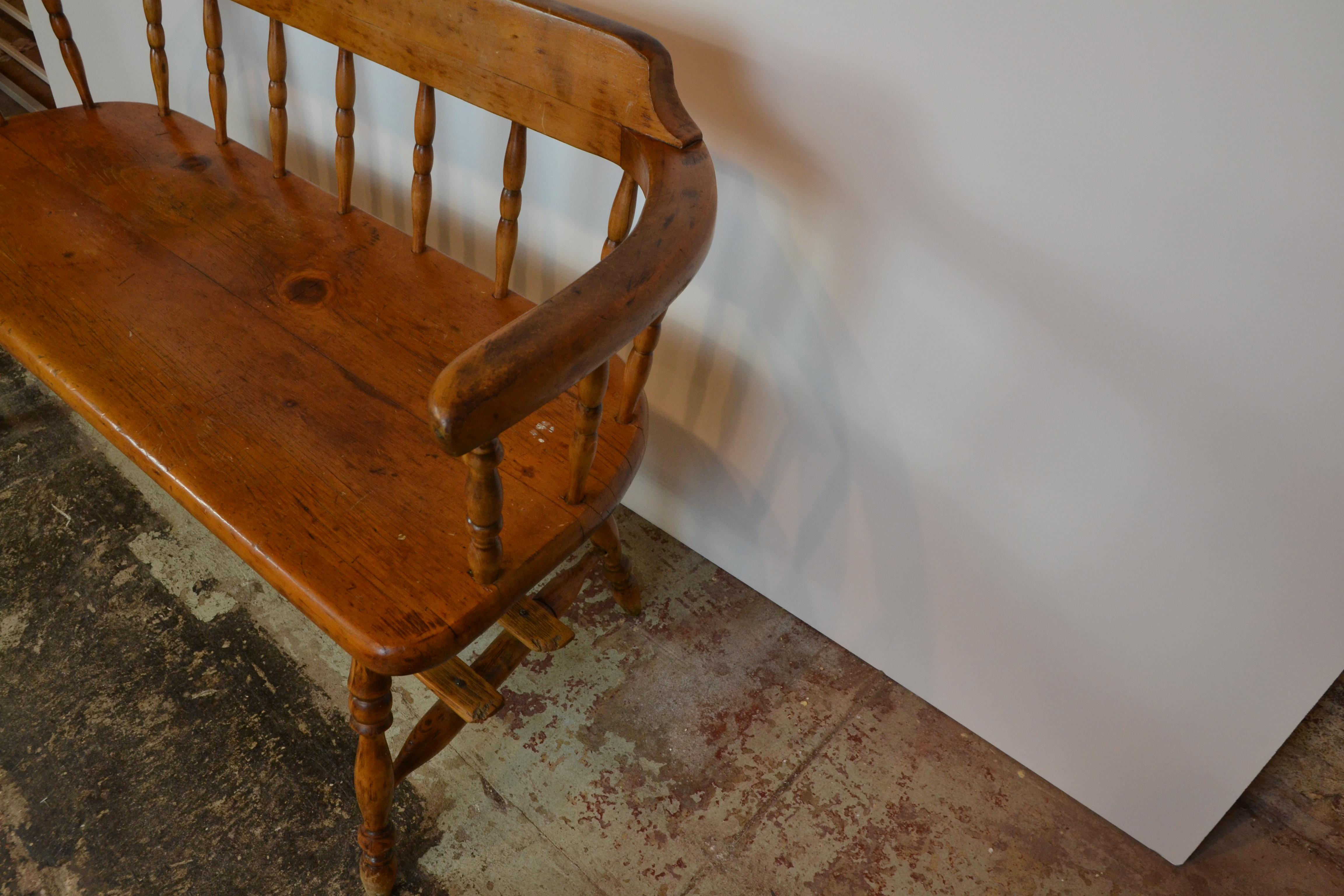 19th Century American Country Spindle Back Bench In Good Condition In Pomona, CA