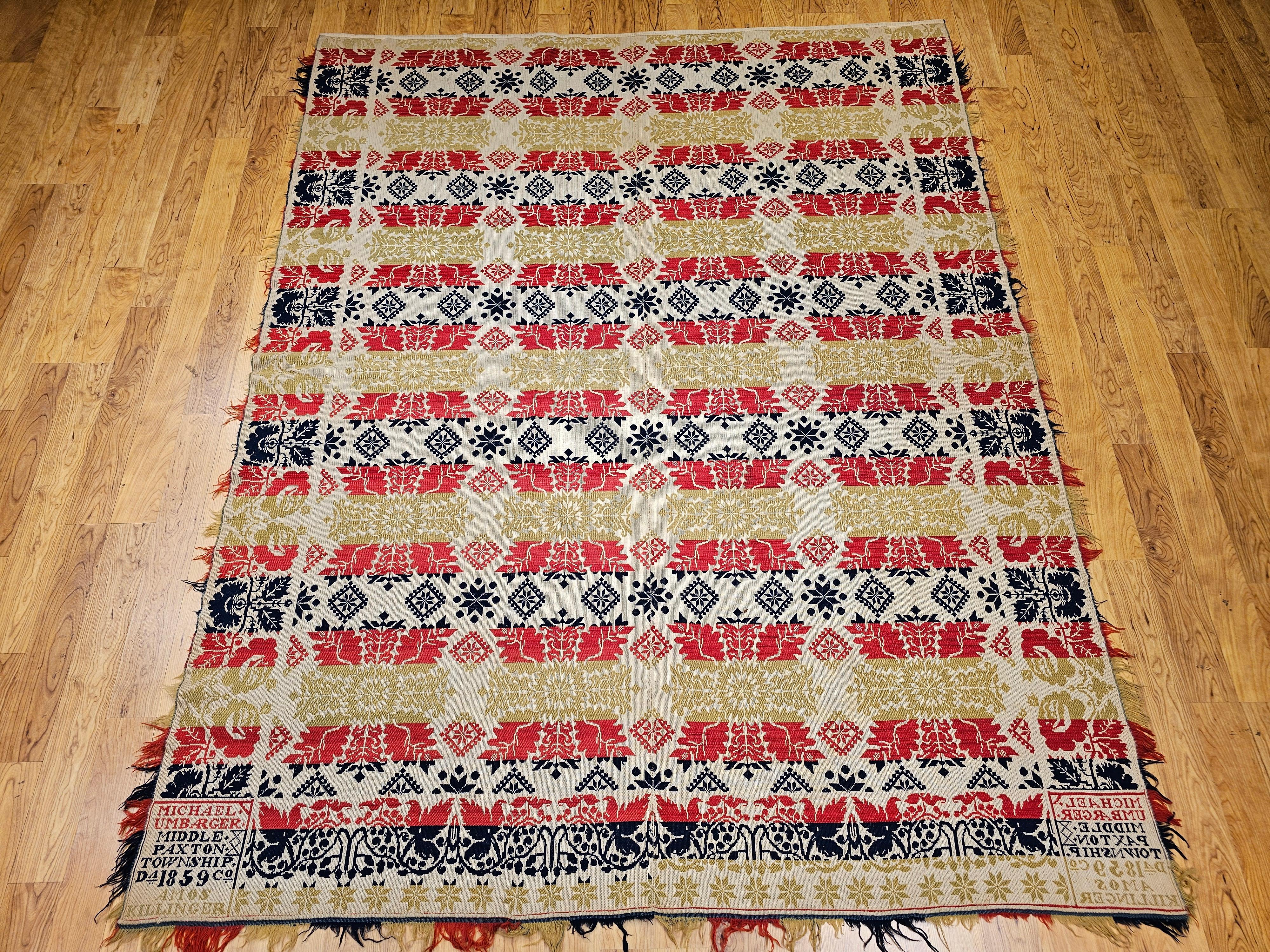 Ein außergewöhnliches Beispiel amerikanischer Textilkunst des 19. Jahrhunderts ist diese signierte vierfarbige Jacquard-Decke aus Dauphin County, Pennsylvania, die auf das Jahr 1859 datiert ist. Die auffällige Farbpalette aus Marineblau, Rot,