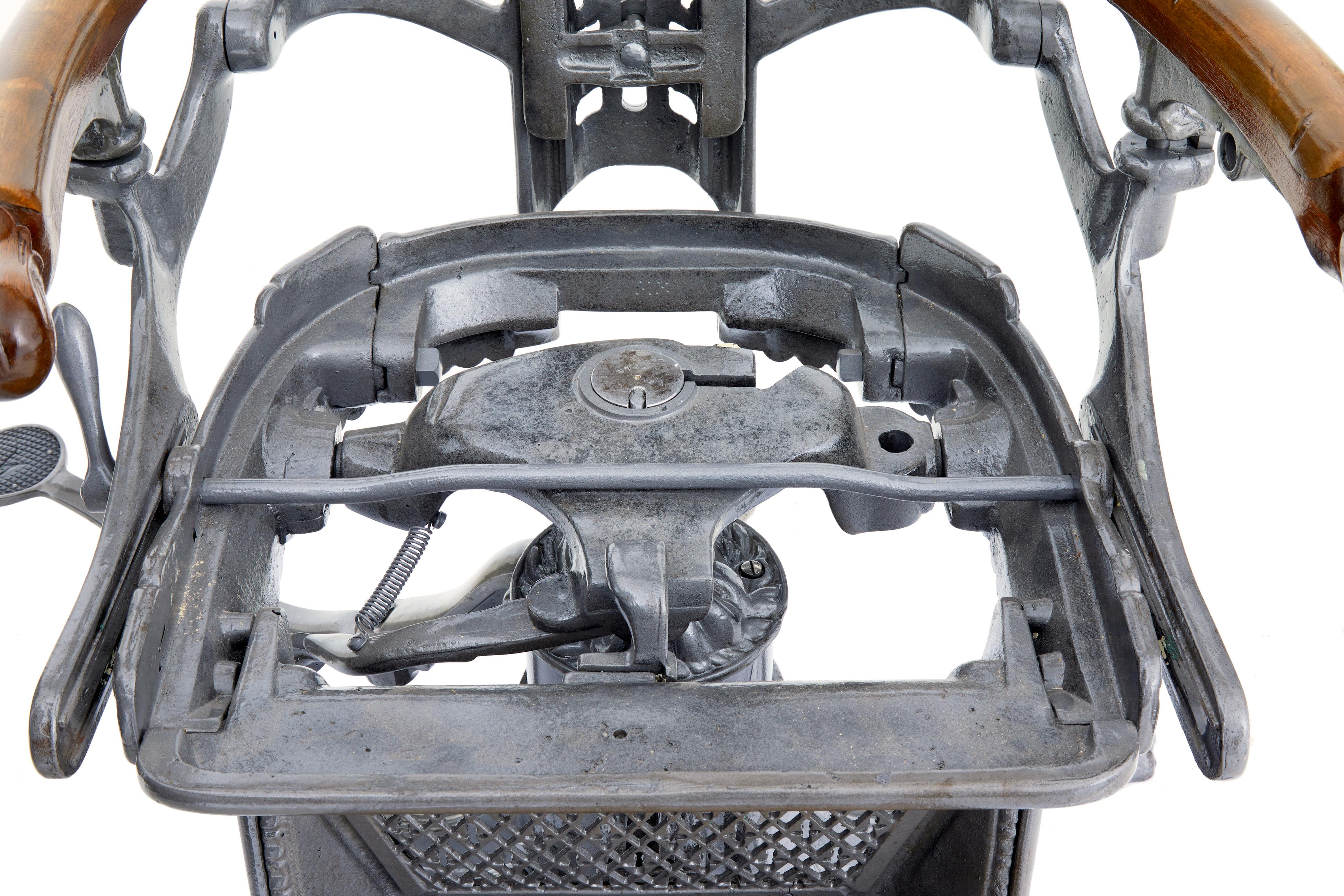 


Sillón de dentista decorativo americano de hierro fundido del siglo XIX, hacia 1890.

Aquí presentamos una rara silla de dentista americana de hierro fundido de hacia 1890. Lo hemos restaurado a fondo, chorreado con cáscara de nuez y lacado.